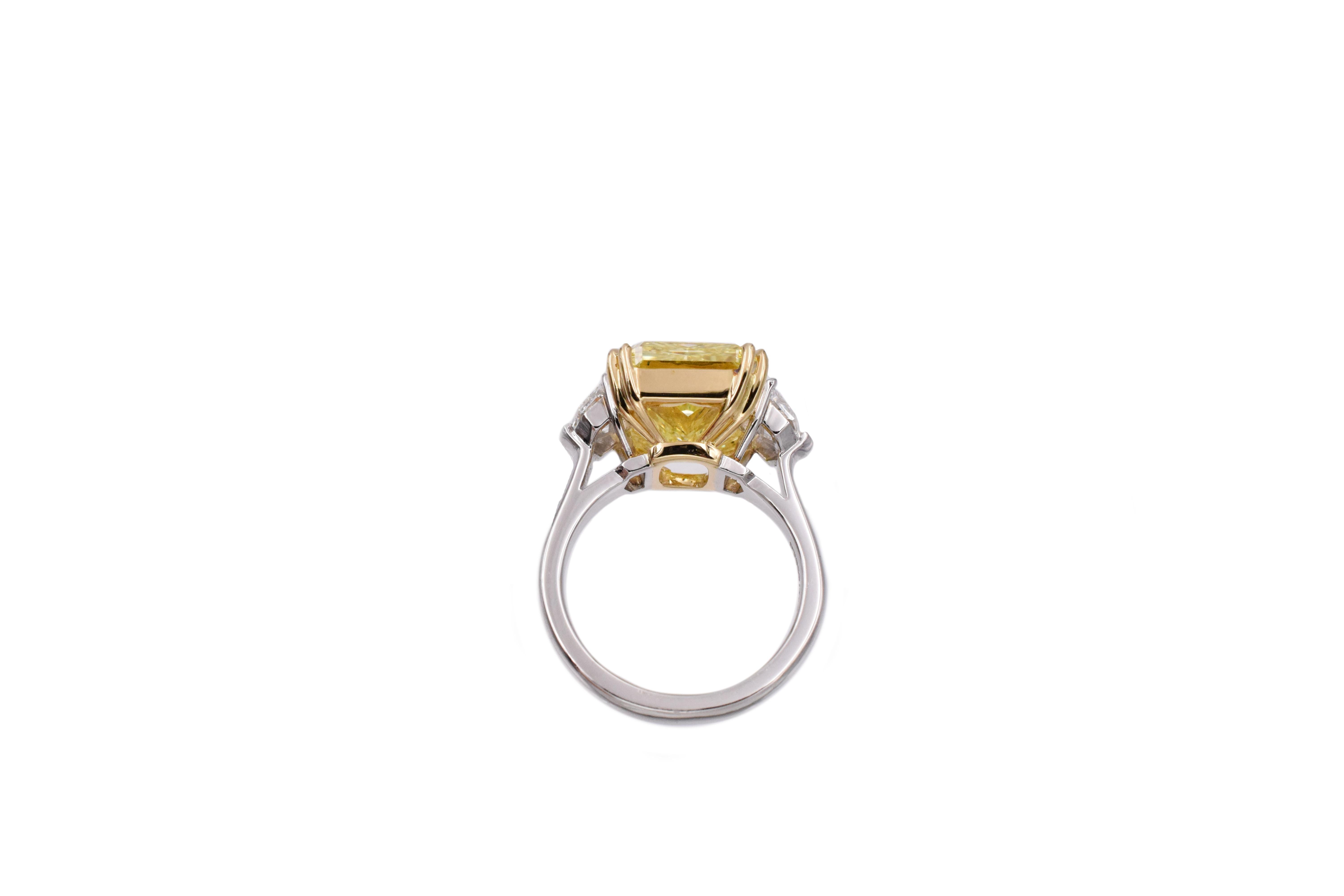 Bague à diamant radiant GIA Intense Fancy Yellow Excellent état - En vente à New York, NY
