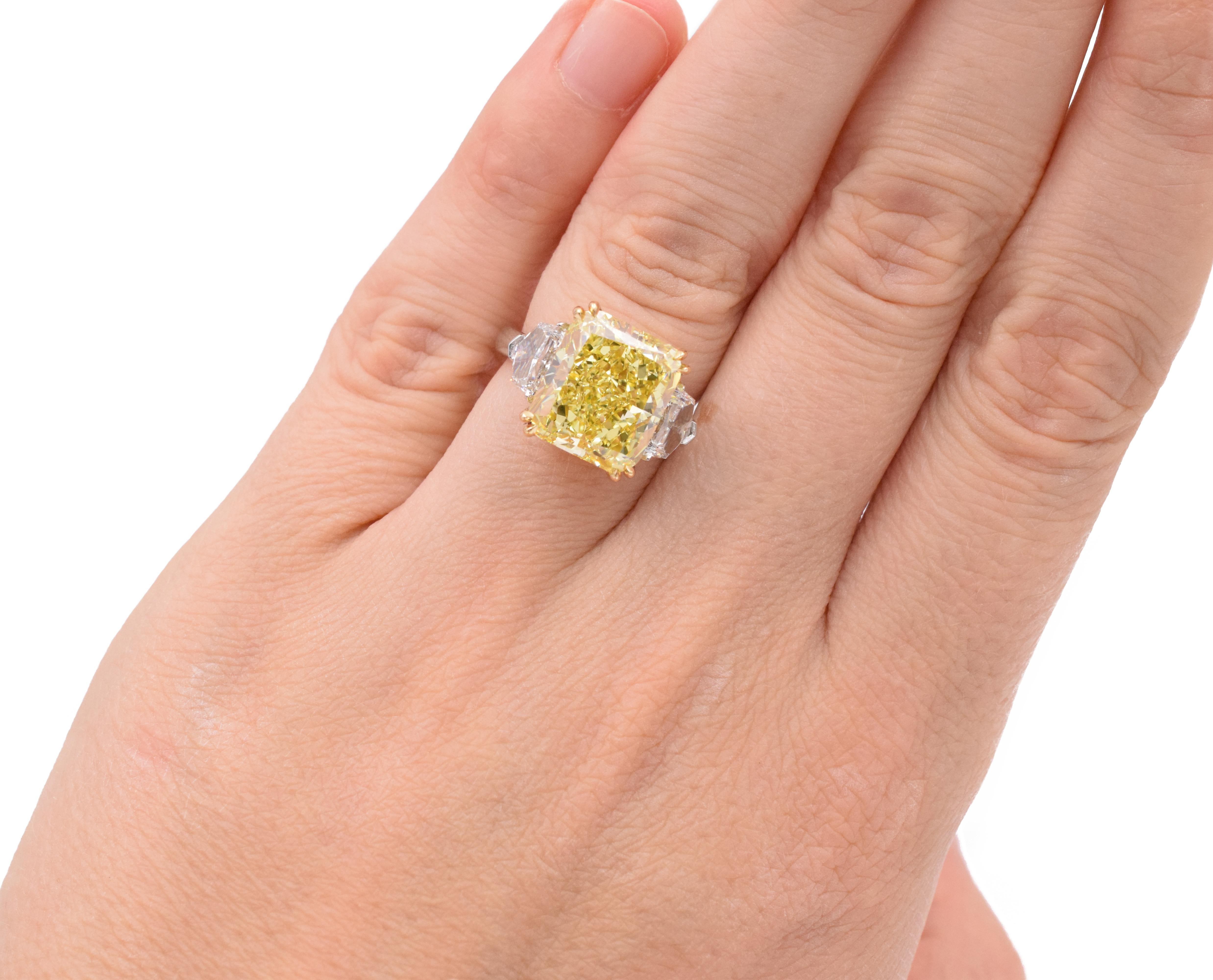 Bague à diamant radiant GIA Intense Fancy Yellow Pour femmes en vente