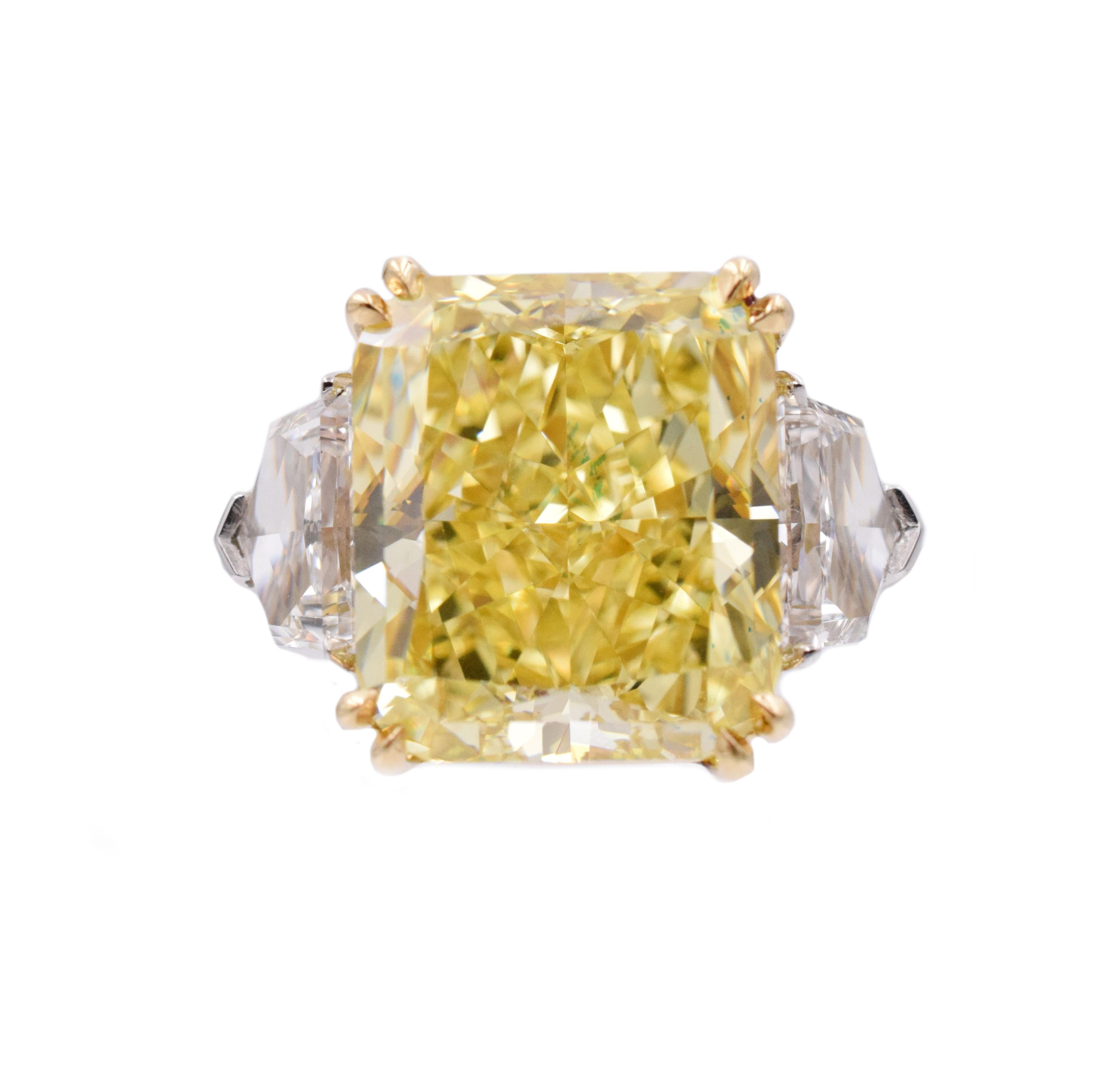 Bague à diamant radiant GIA Intense Fancy Yellow en vente 1
