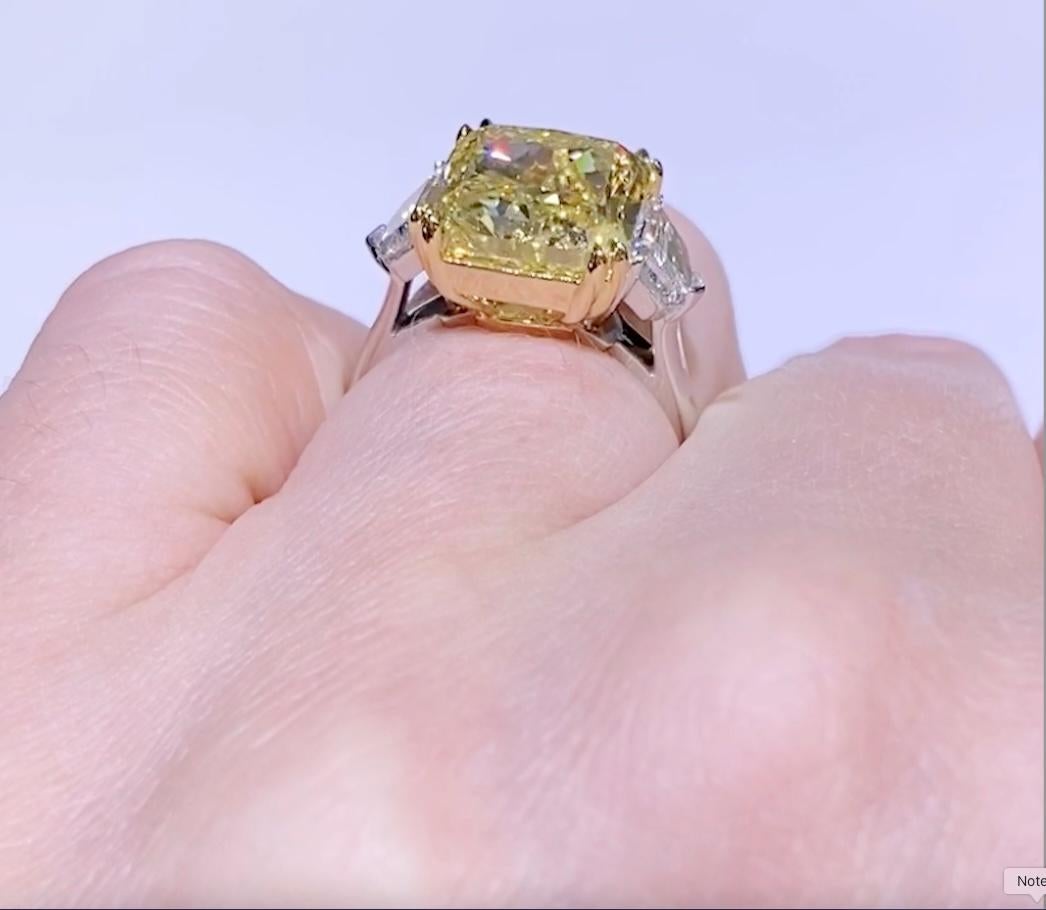 Bague à diamant radiant GIA Intense Fancy Yellow en vente 2