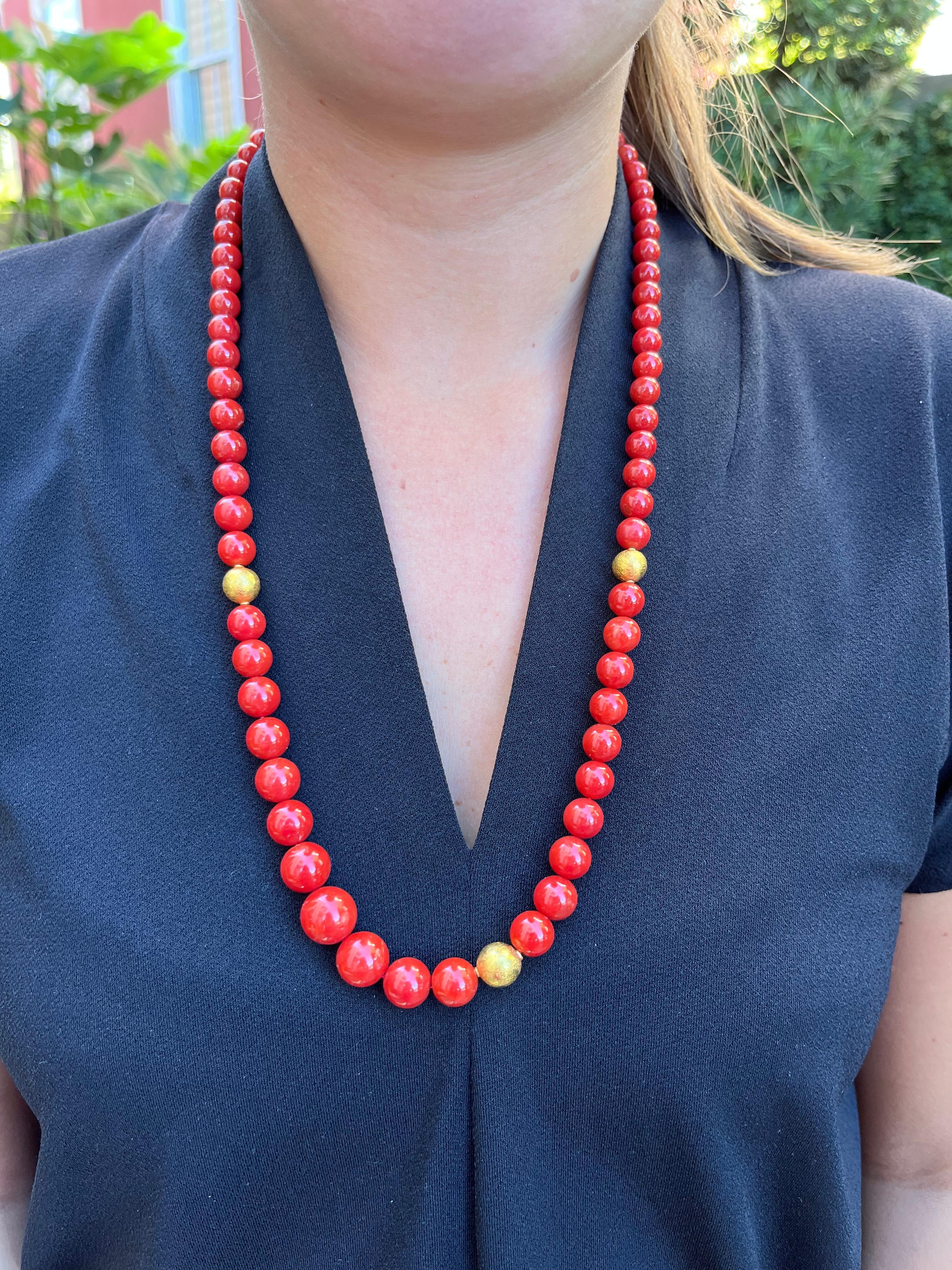GIA Italienische Oxblood Runde Perlen Koralle Halskette mit Akzenten aus 18 Karat Gelbgold (Rundschliff) im Angebot