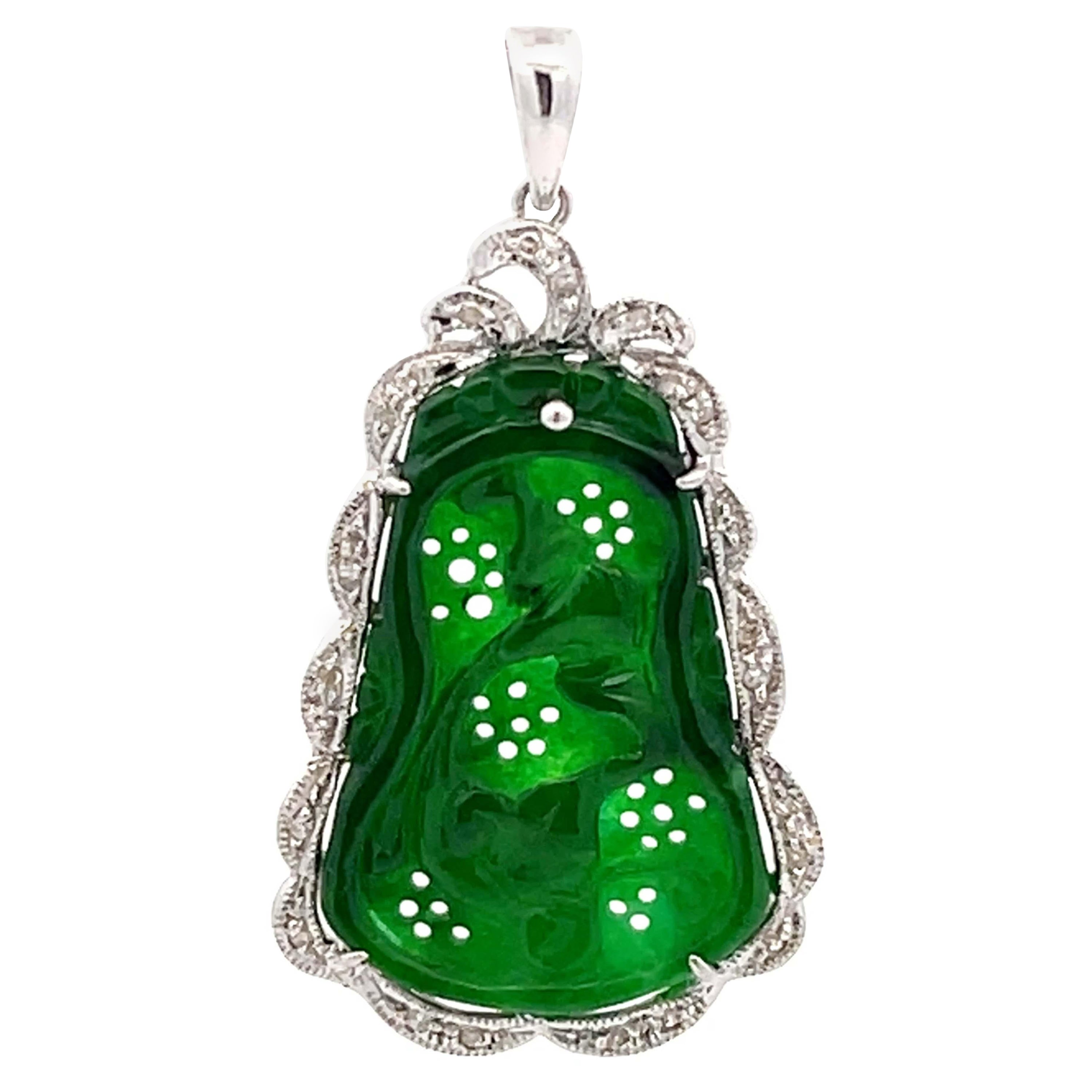 Pendentif sculpté en or blanc 14 carats avec jadéite GIA et halo de diamants