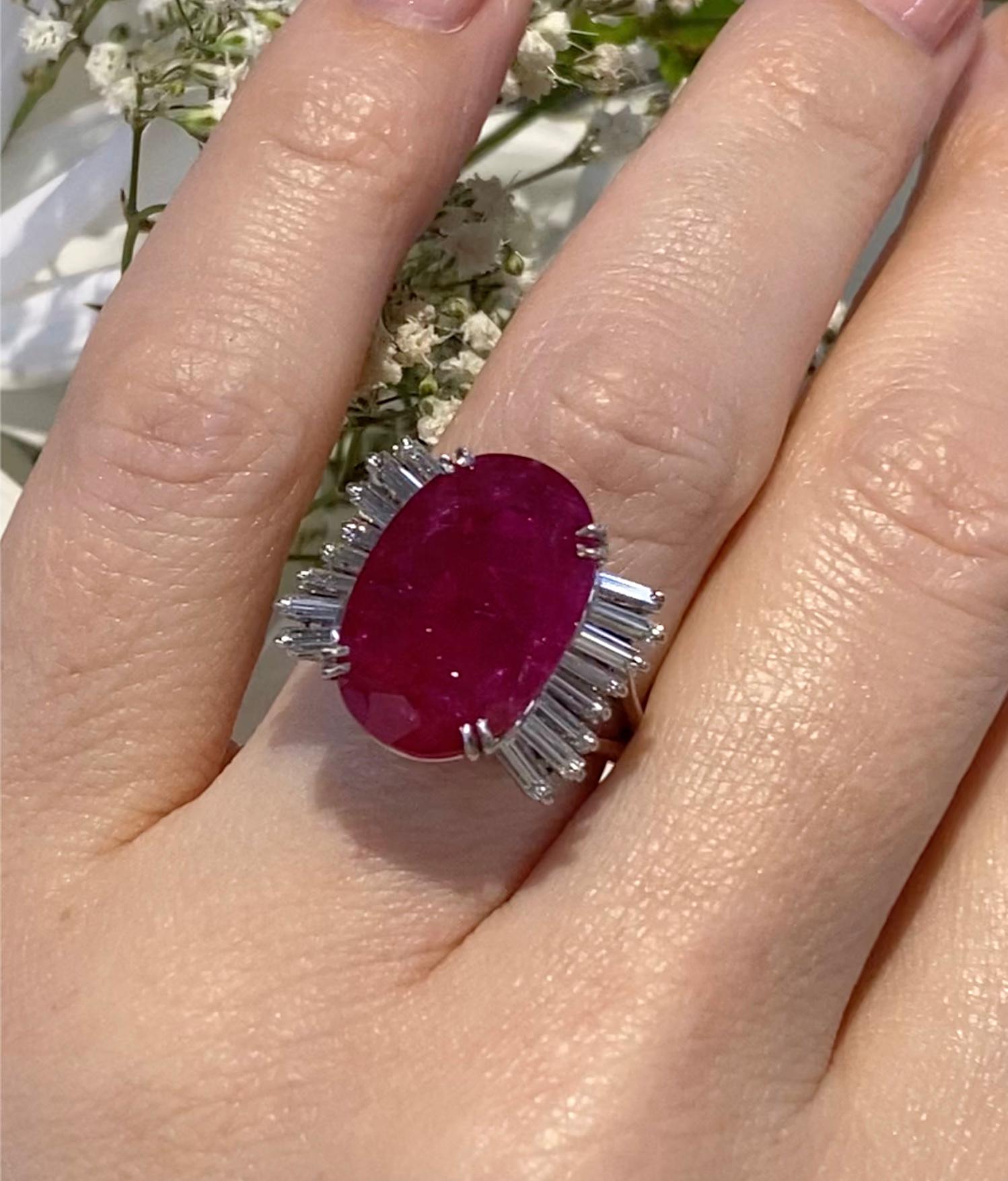 Grande bague cocktail en platine avec diamants et rubis naturel non chauffé de 9,10 carats, certifié GIA Excellent état - En vente à Miami, FL