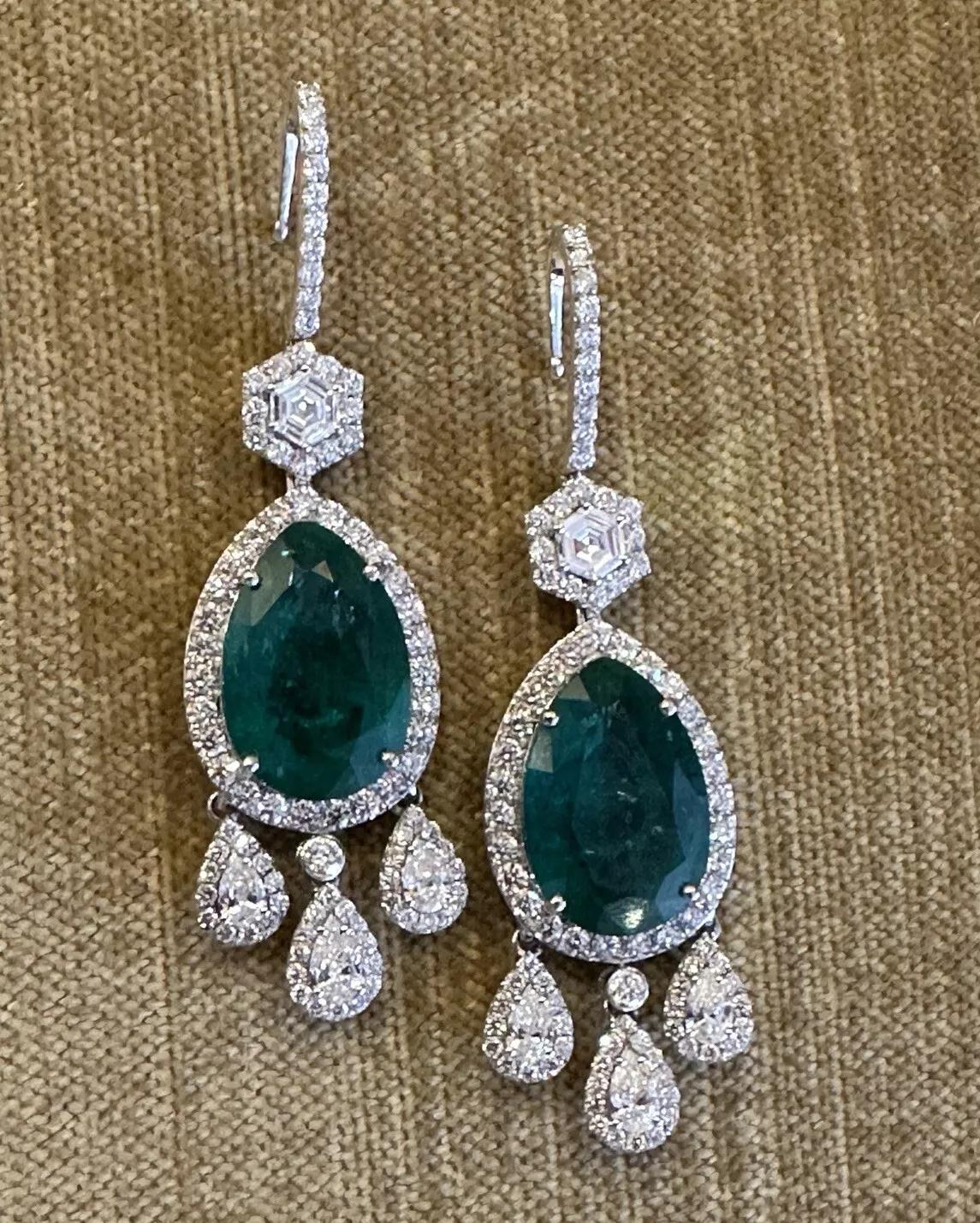 Orecchini a goccia con smeraldo grande a pera e diamanti in oro bianco 18 carati certificati GIA

Gli orecchini con smeraldi e diamanti presentano 2 grandi smeraldi a forma di pera certificati GIA e diamanti rotondi, a forma di pera e di esagono,