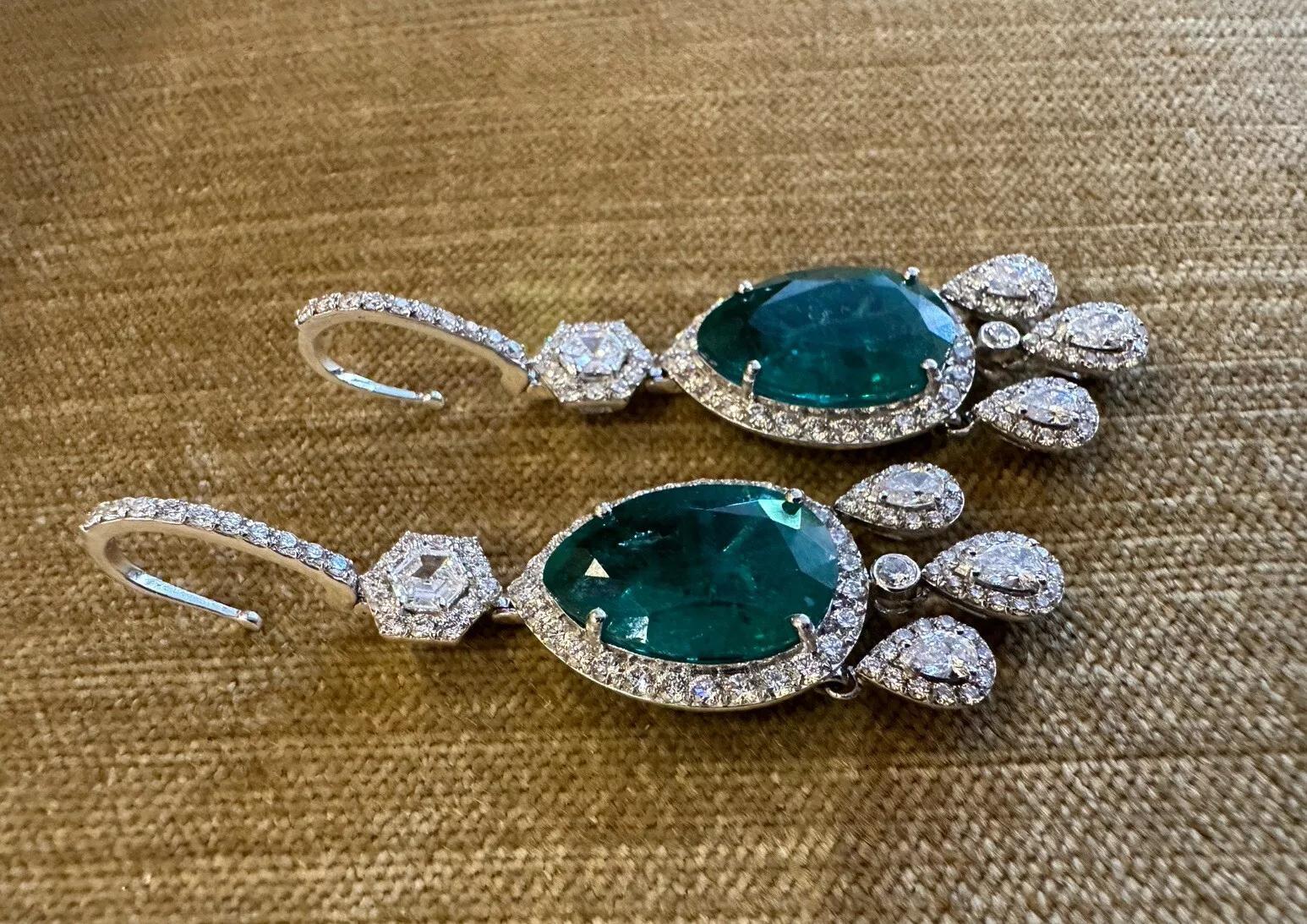 Orecchini a goccia con smeraldo a pera grande e diamanti in oro bianco 18 carati GIA In condizioni ottime in vendita a La Jolla, CA