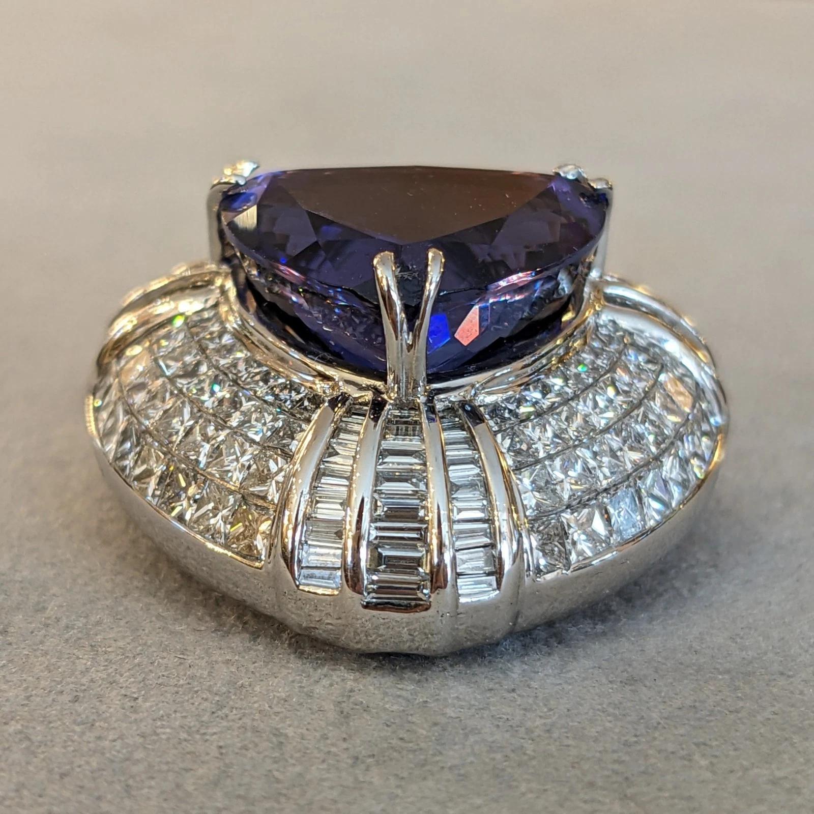 Donna GIA Large Tanzanite and Diamond Pendant in 18k White Gold in vendita