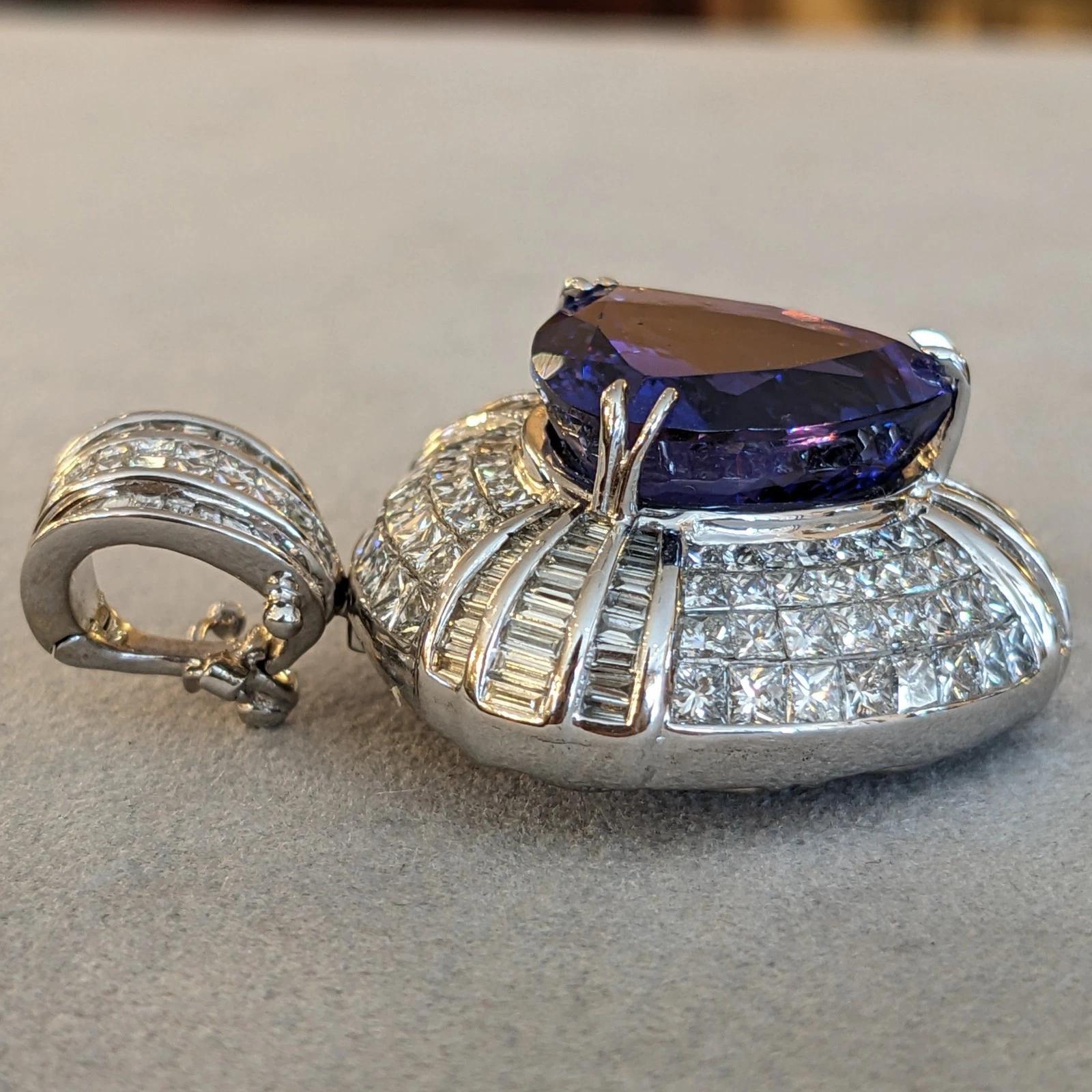 GIA Large Tanzanite and Diamond Pendant in 18k White Gold in vendita 1