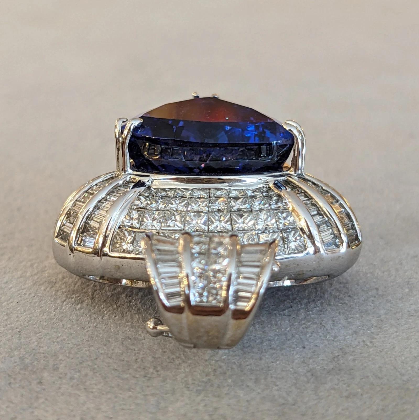 GIA Large Tanzanite and Diamond Pendant in 18k White Gold in vendita 2