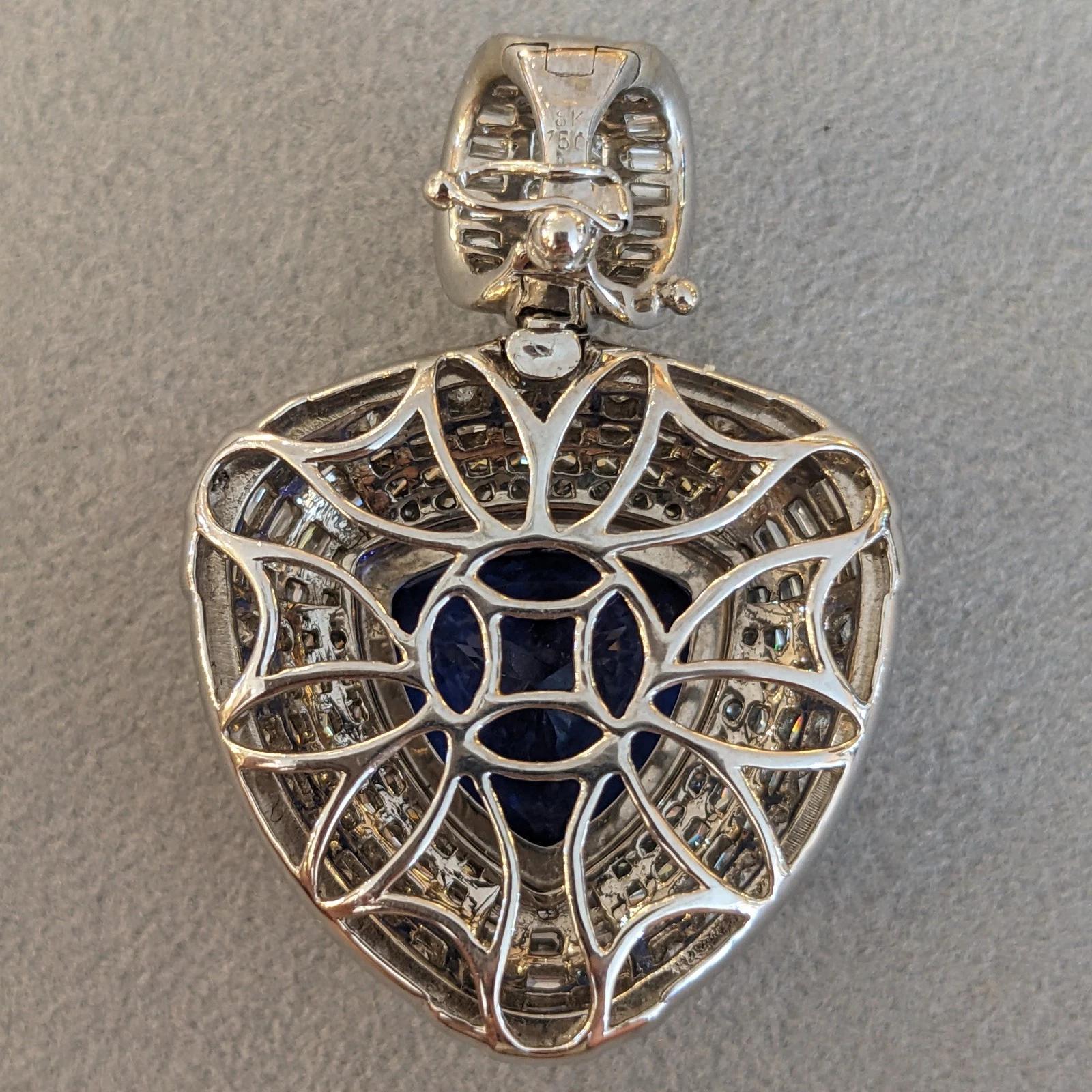 GIA Large Tanzanite and Diamond Pendant in 18k White Gold in vendita 3