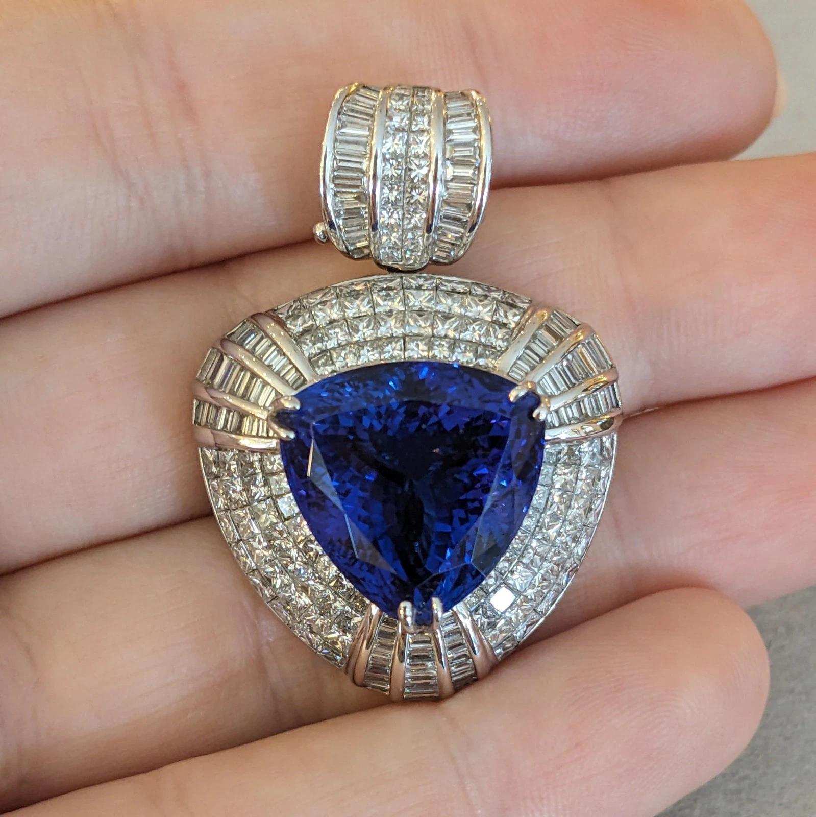 GIA Large Tanzanite and Diamond Pendant in 18k White Gold in vendita 4