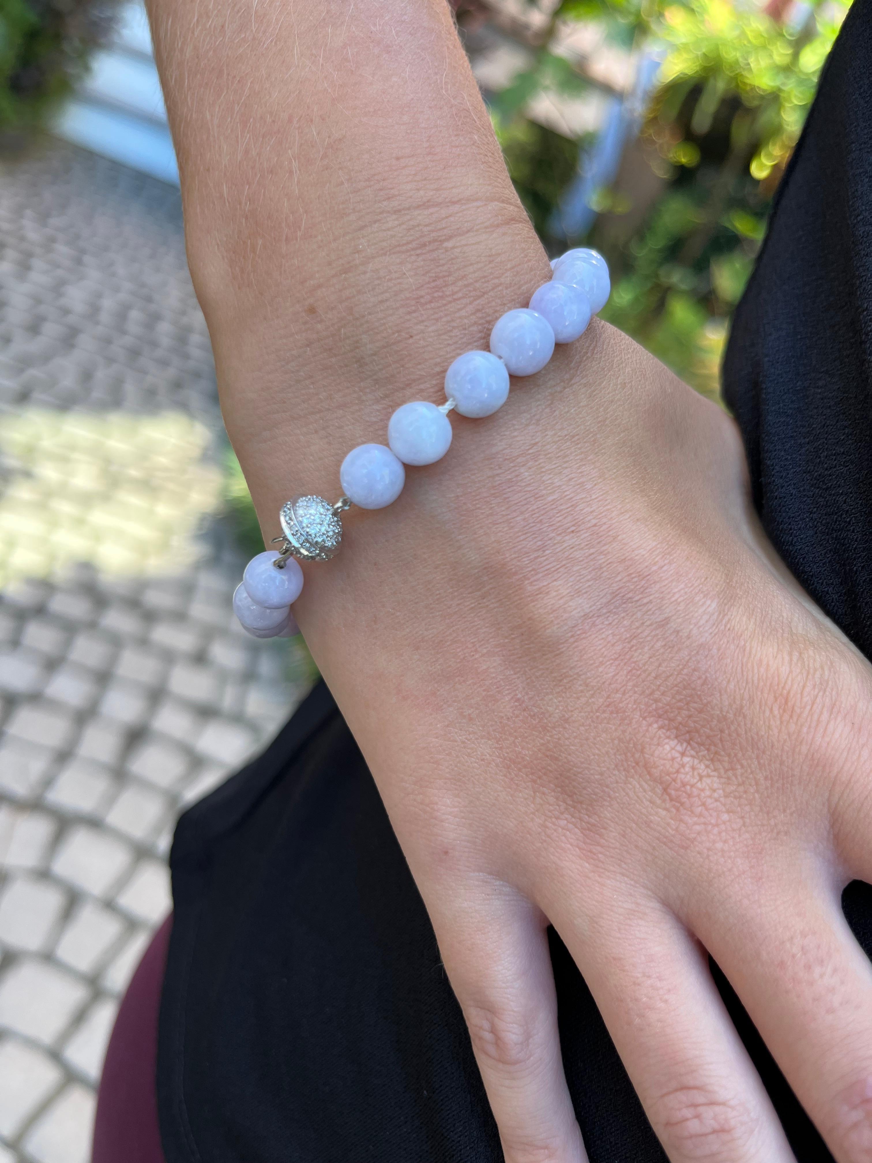 Moderno Bracciale in giadeite lavanda GIA con chiusura in oro bianco 18 carati e diamanti in vendita