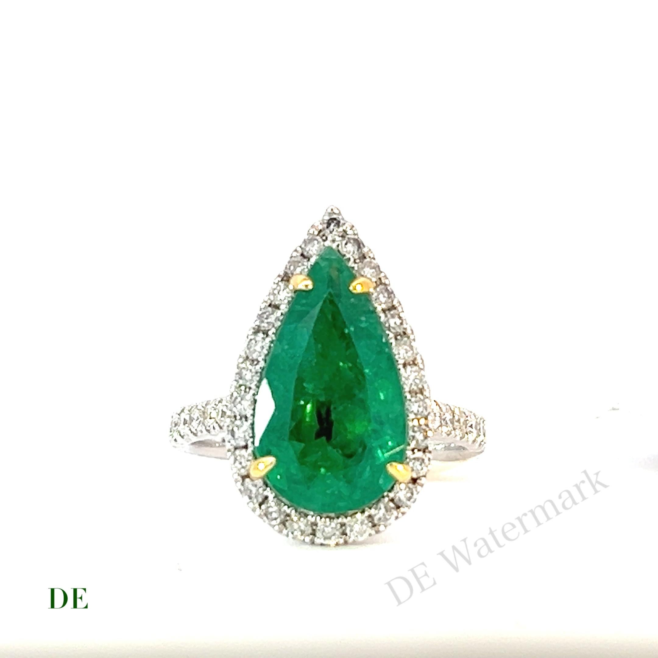 18k GIA Deep Green Emerald Pear 3.94 Carat & Diamond Engagement Statement Ring In New Condition For Sale In kowloon, Kowloon