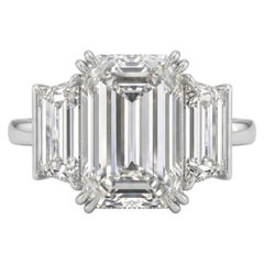 Anillo de tres piedras con un magnífico diamante de 4,02 quilates, F VVS1, con corte esmeralda certificado por el GIA