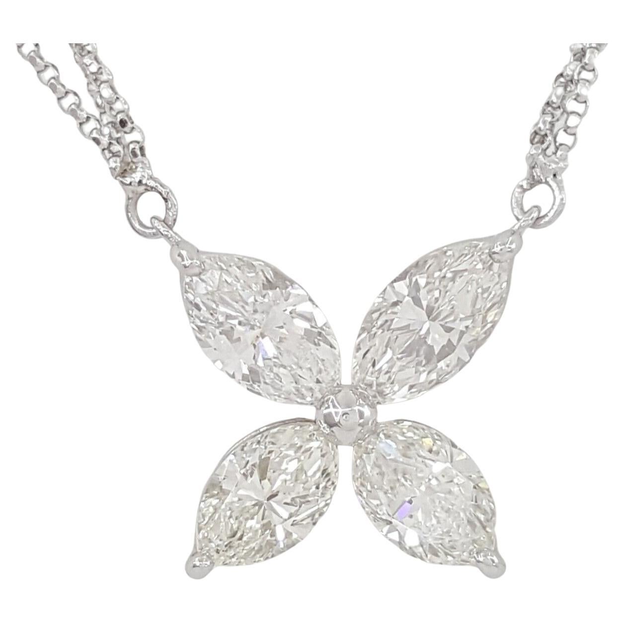Moderne Collier pendentif fleur en or blanc 18 carats avec diamants taille marquise certifiés GIA en vente
