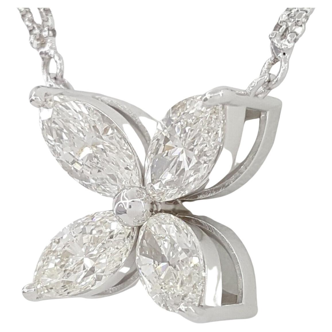 Collier pendentif fleur en or blanc 18 carats avec diamants taille marquise certifiés GIA en vente