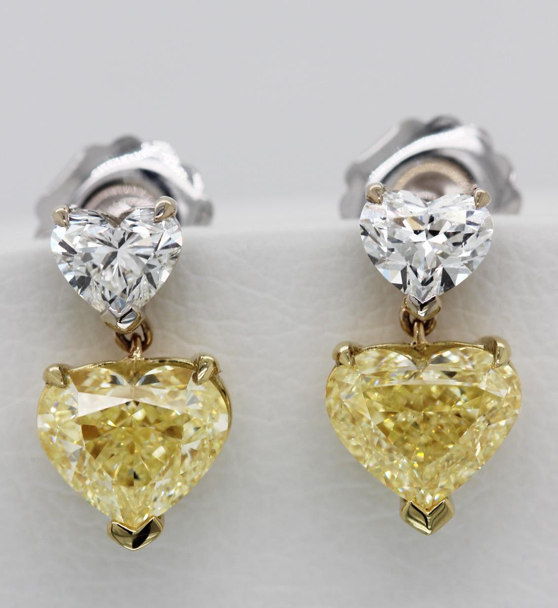 Ohrringe mit 3,77 Karat aus 18 Karat Gelbgold mit einem natürlichen Diamanten im Herzschliff. Ein Paar GIA-zertifizierte Diamantohrringe mit einem Paar hellgelber Diamanten, die von kleineren weißen Diamanten im Herzschliff begleitet werden - ein