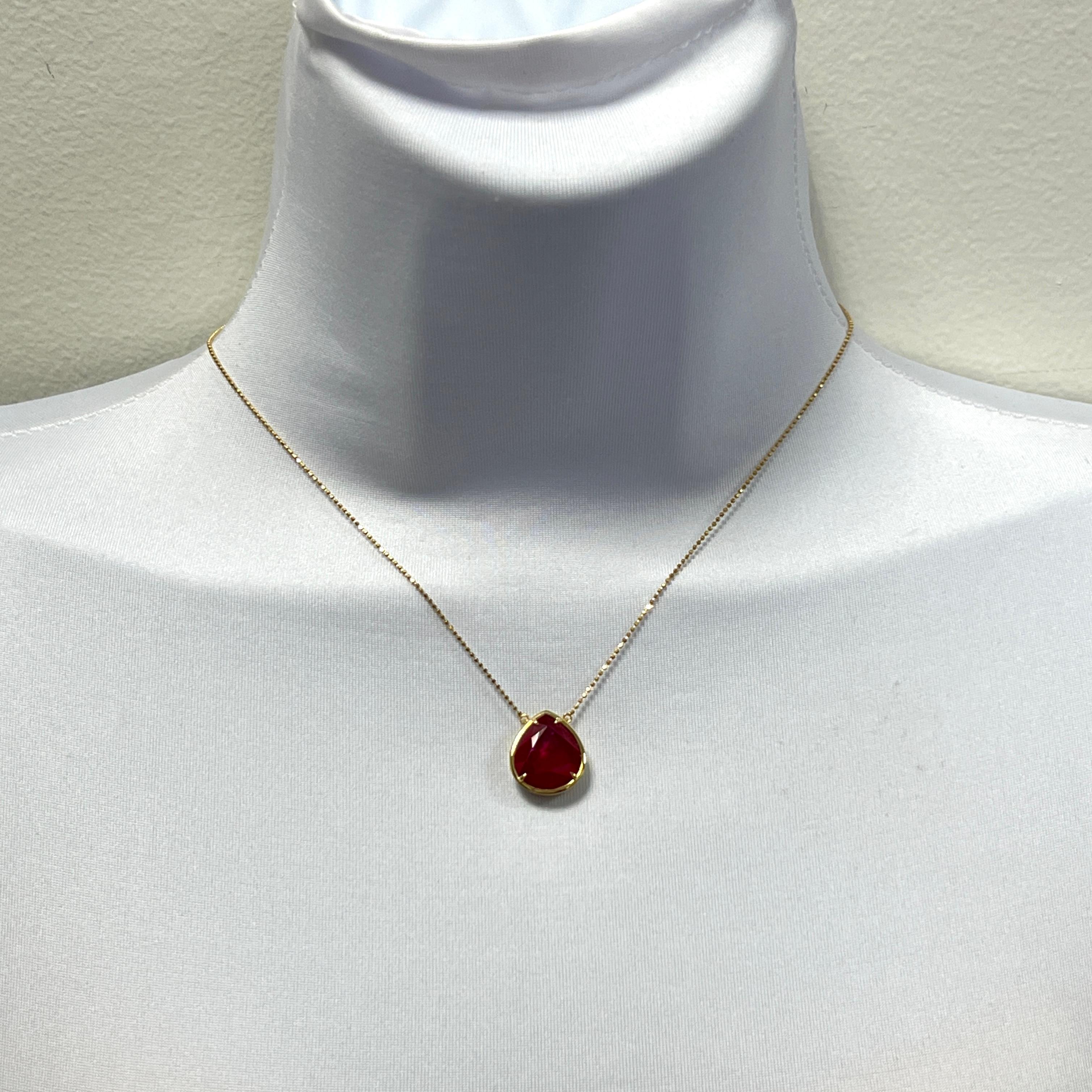 GIA Mozambique Ruby Pear Bezel Necklace in 18K Yellow Gold im Zustand „Neu“ im Angebot in Los Angeles, CA