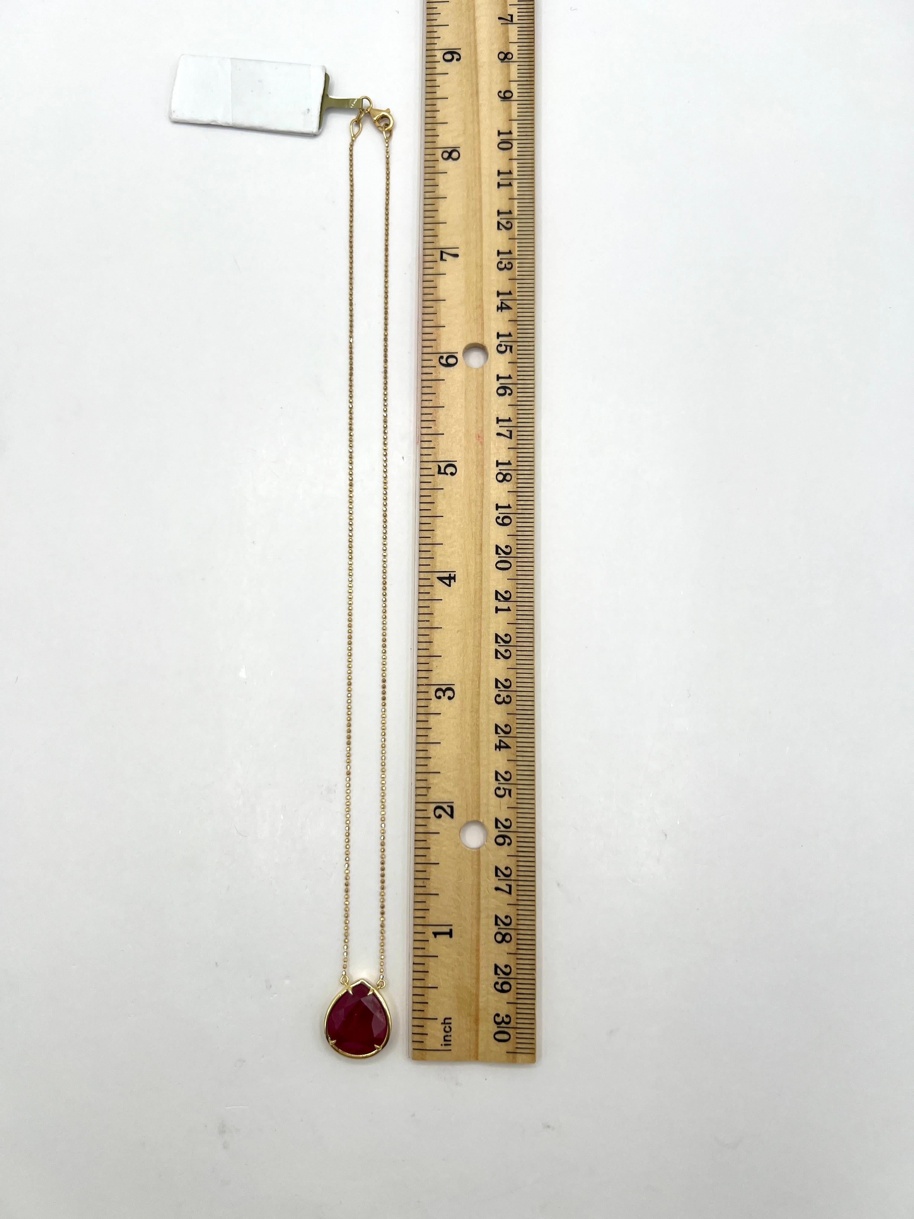 GIA Mozambique Ruby Pear Bezel Necklace in 18K Yellow Gold im Angebot 3