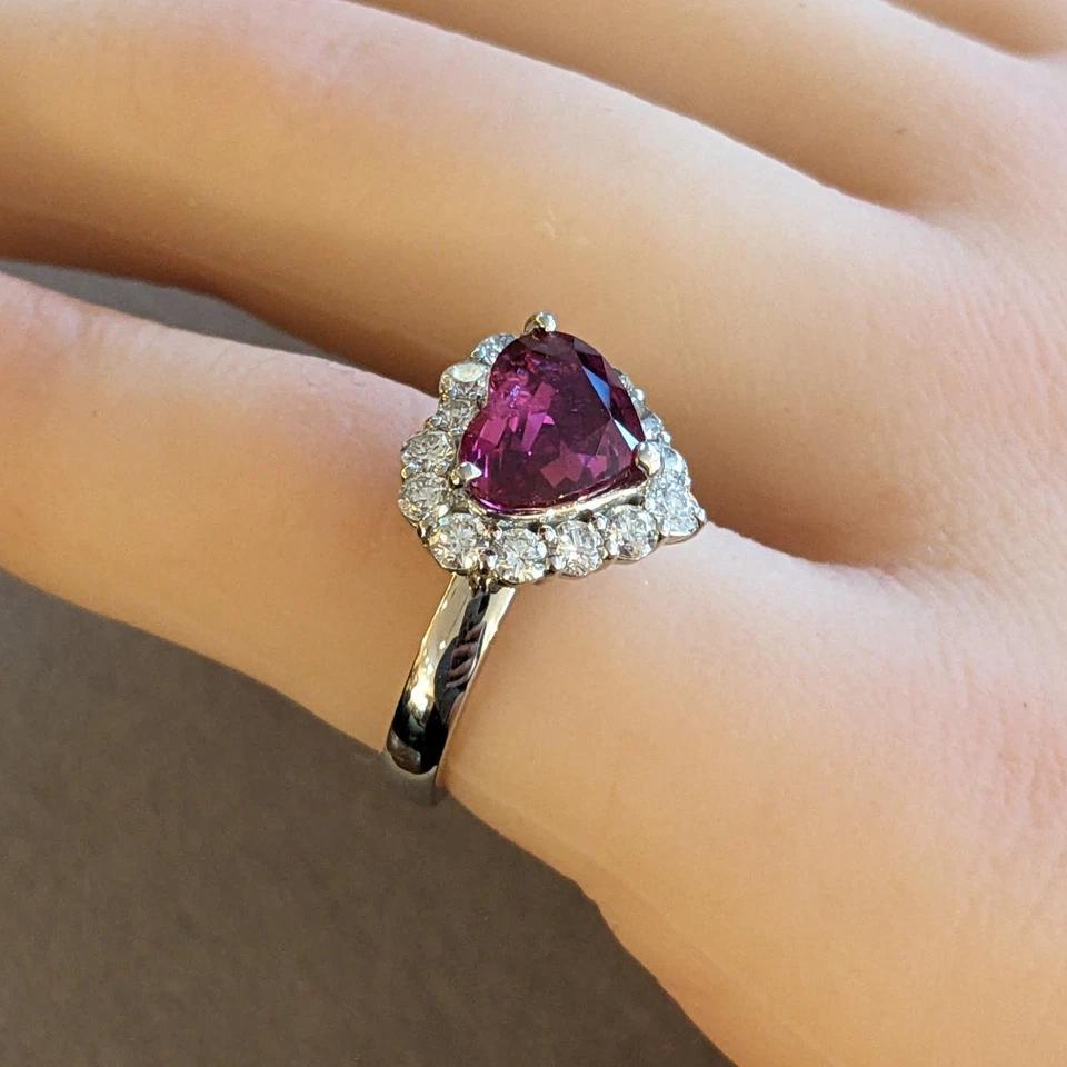 GIA Mozambico Anello di diamanti e rubini non riscaldati a forma di cuore in platino

L'anello con rubino e diamanti presenta un rubino a forma di cuore di 3,08 carati circondato da diamanti tondi brillanti naturali, il tutto incastonato nel