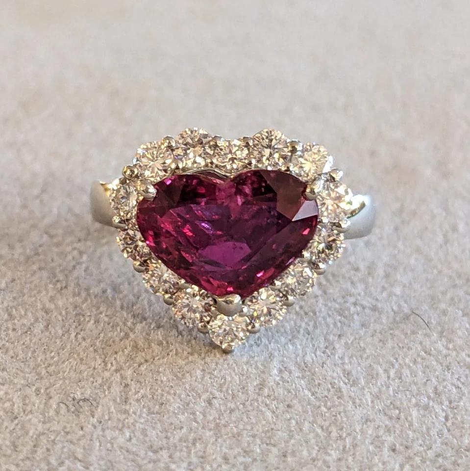 GIA Mozambico Anello di diamanti e rubini non riscaldati a forma di cuore in platino In condizioni ottime in vendita a La Jolla, CA