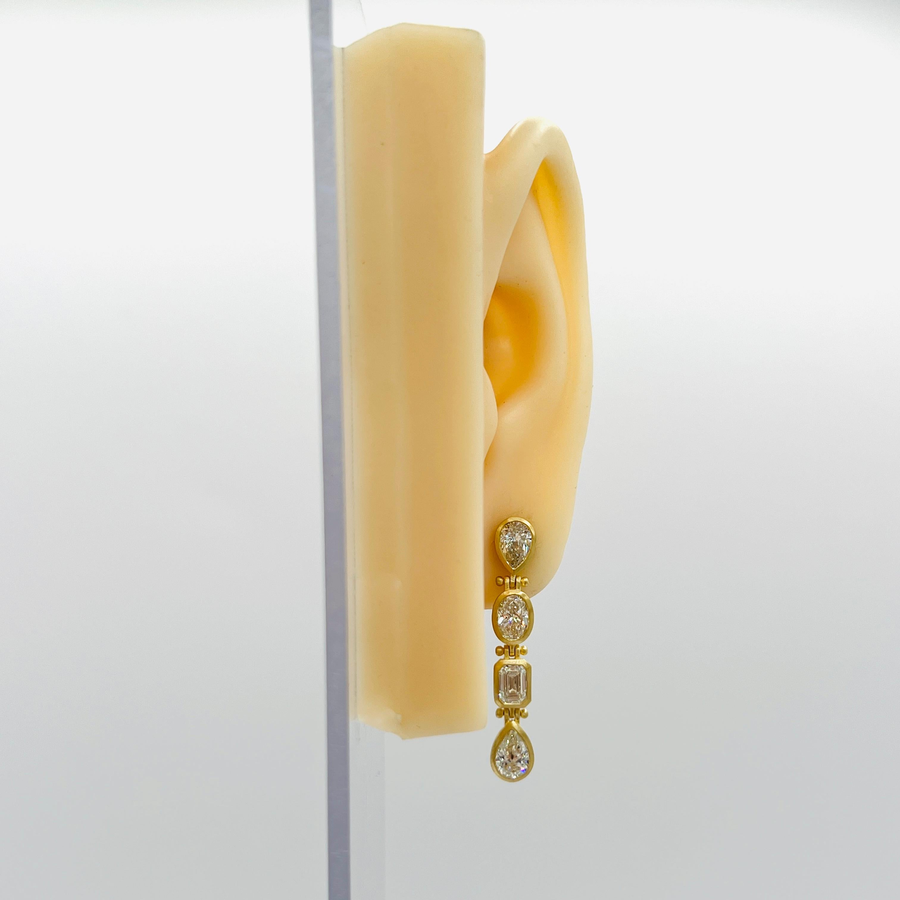 Splendido esemplare da 4.21 ct. Diamanti bianchi IJ VS-SI.  Ogni pietra è di 0,50 carati.  Realizzato a mano in oro giallo spazzolato 18k con montatura push back.  Tutte le pietre sono corredate da certificati GIA.  Ci sono 8 paia di questi