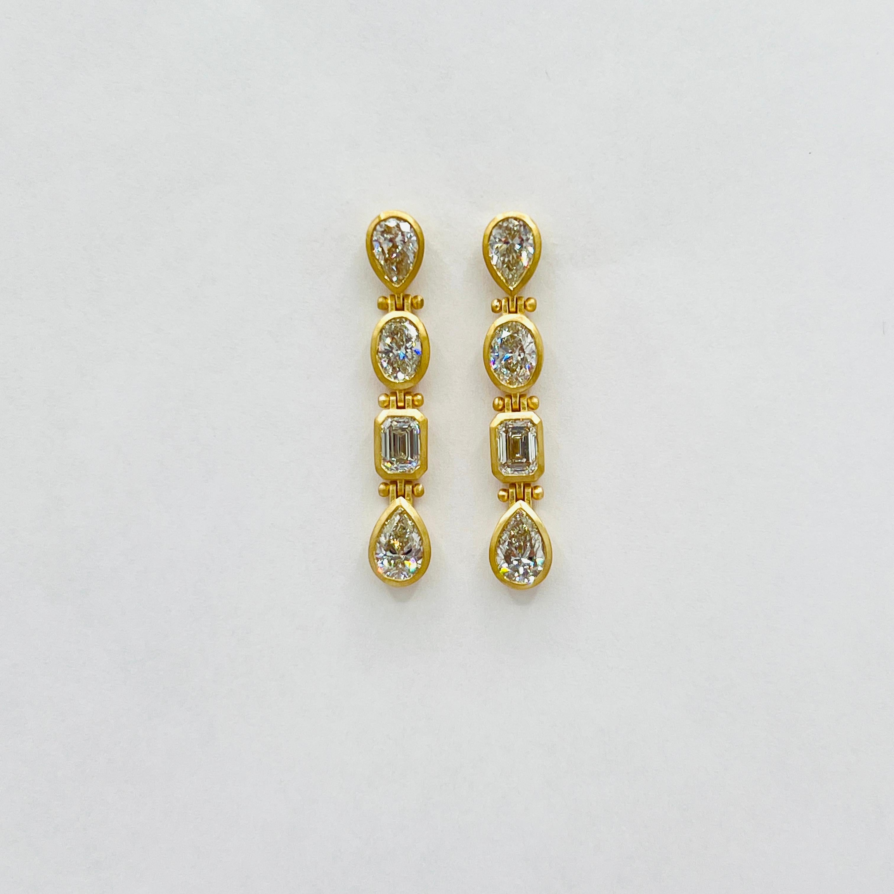 GIA Orecchini con diamanti a castone a forma multipla in oro giallo 18 carati In condizioni Nuovo in vendita a Los Angeles, CA