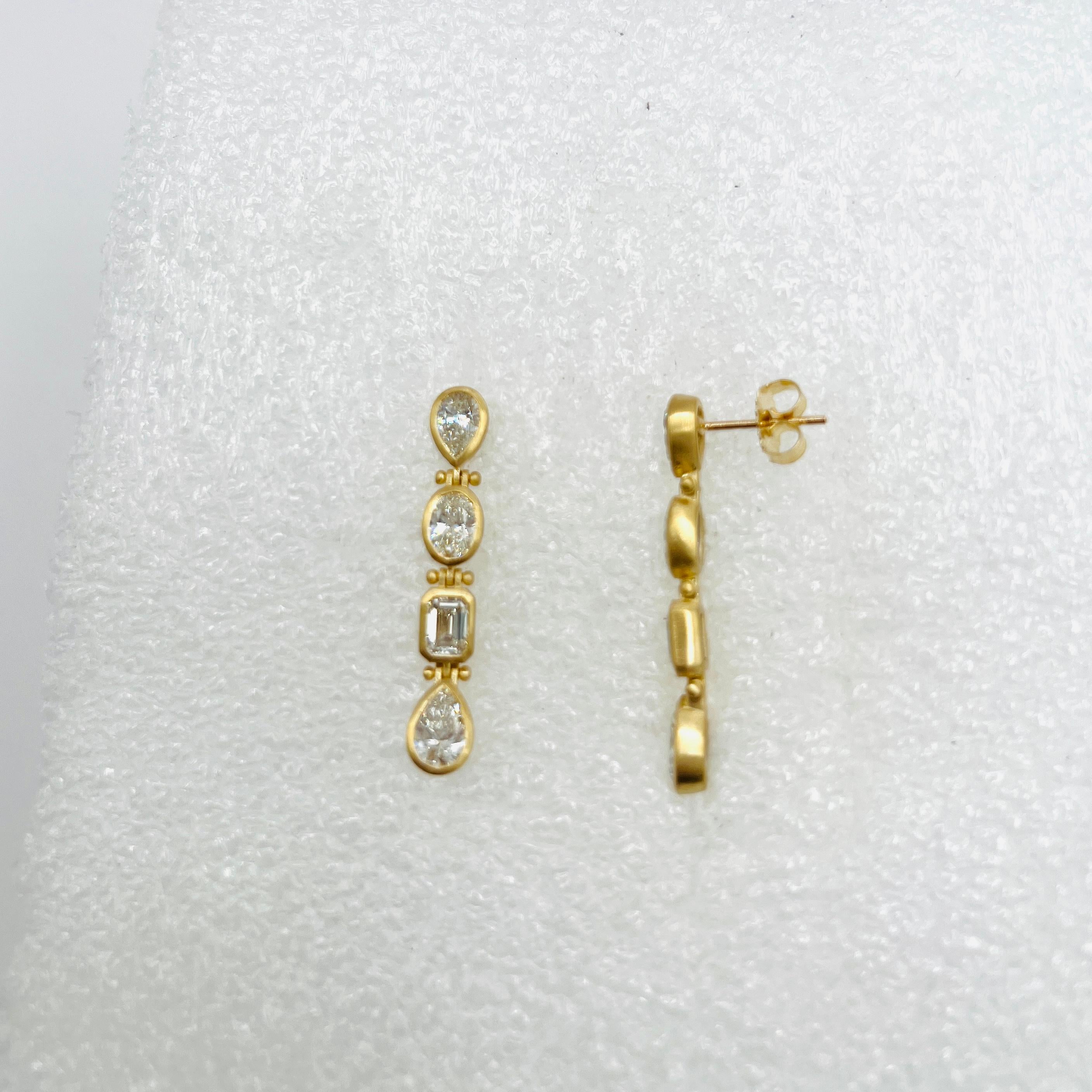 GIA Orecchini con diamanti a castone a forma multipla in oro giallo 18 carati in vendita 1