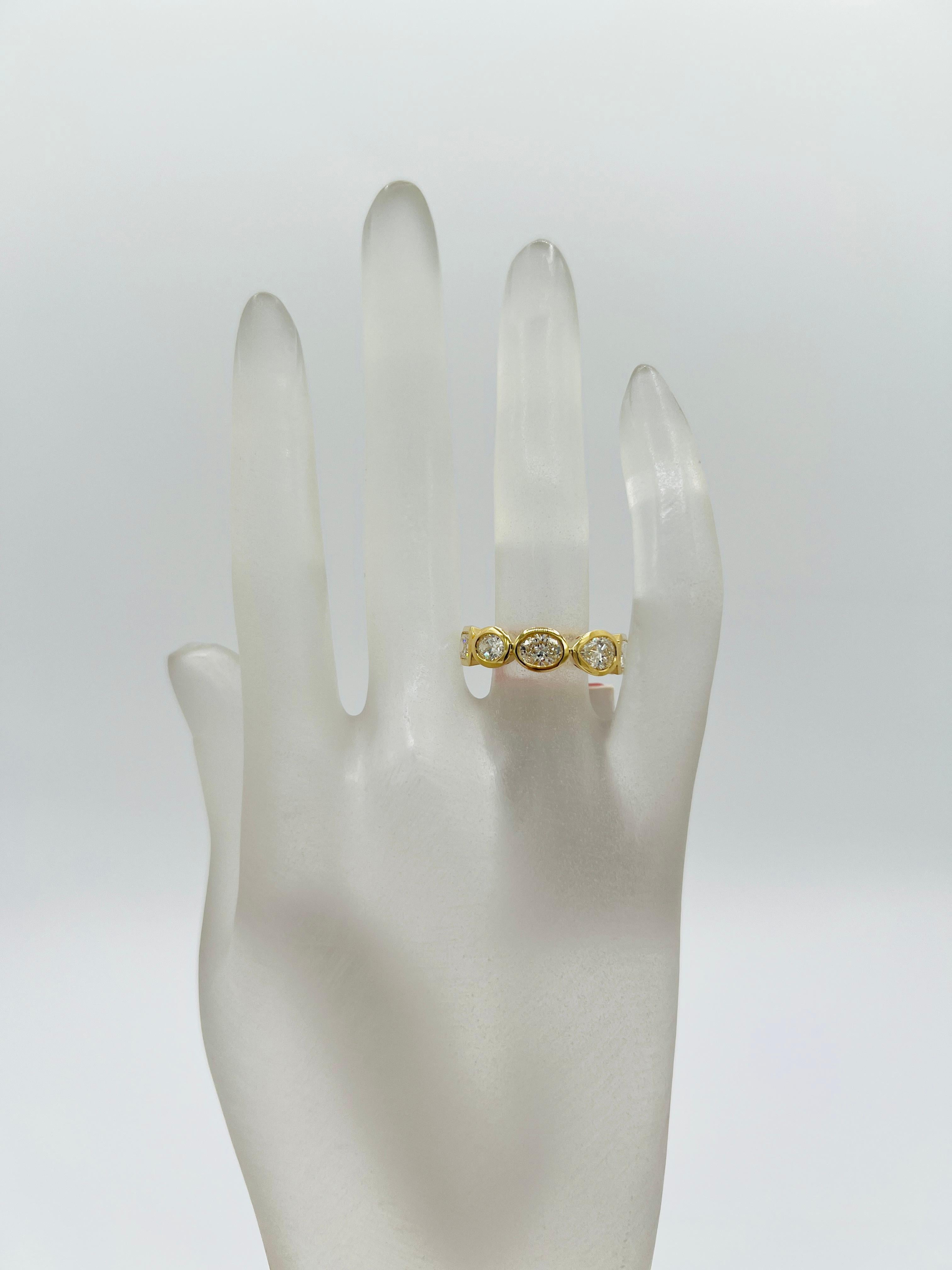 Magnifique 4.03 ct. Bague multiforme en diamant blanc VS-SI HIJ.  Fabriqué à la main en or jaune 18k.  Les pierres sont rondes, en poire, en émeraude et ovales.  Chaque pierre est accompagnée d'un certificat GIA.  Bague taille 6,25.