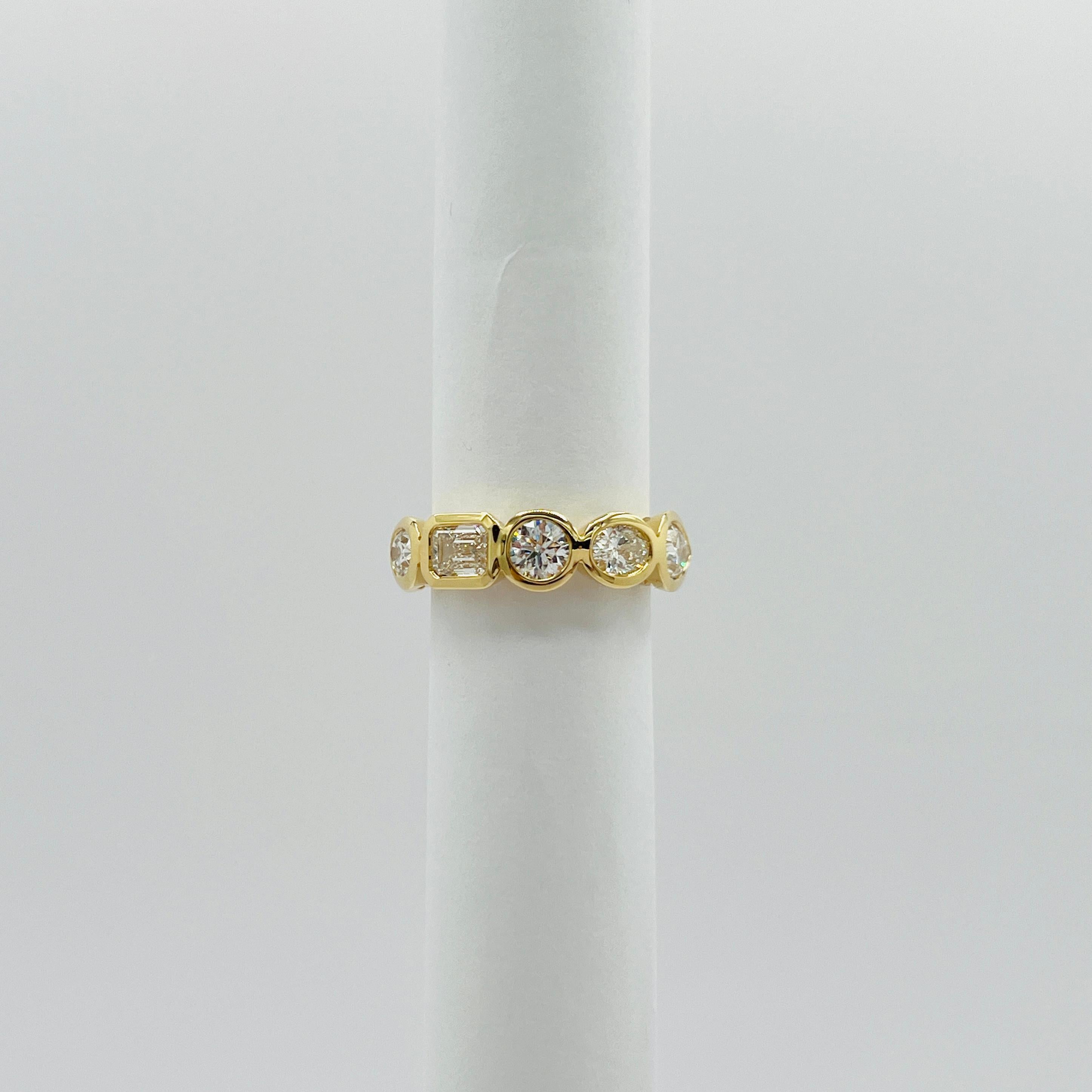 Taille poire Bague à chaton en or jaune 18 carats avec diamants multiformes GIA en vente