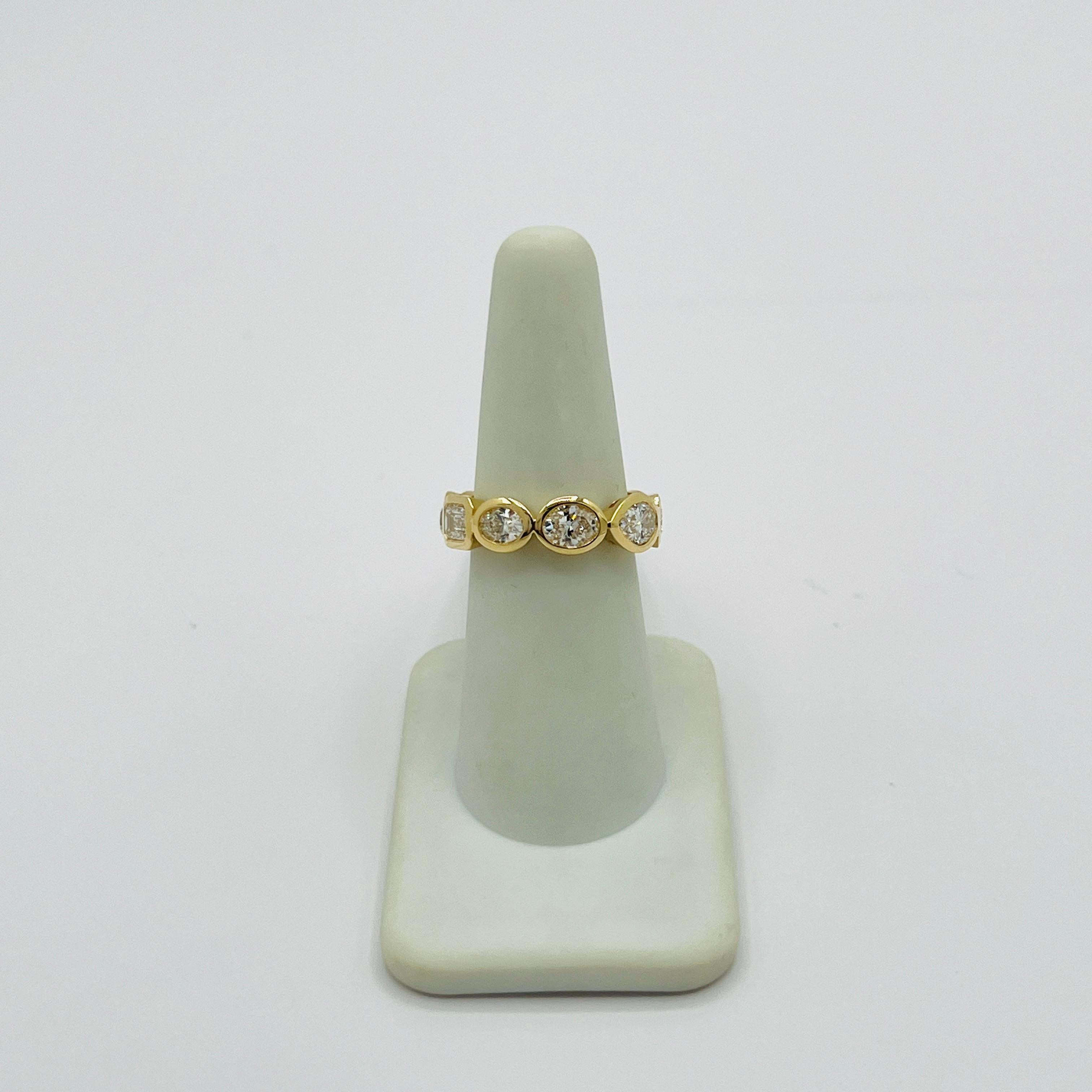Bague à chaton en or jaune 18 carats avec diamants multiformes GIA Neuf - En vente à Los Angeles, CA
