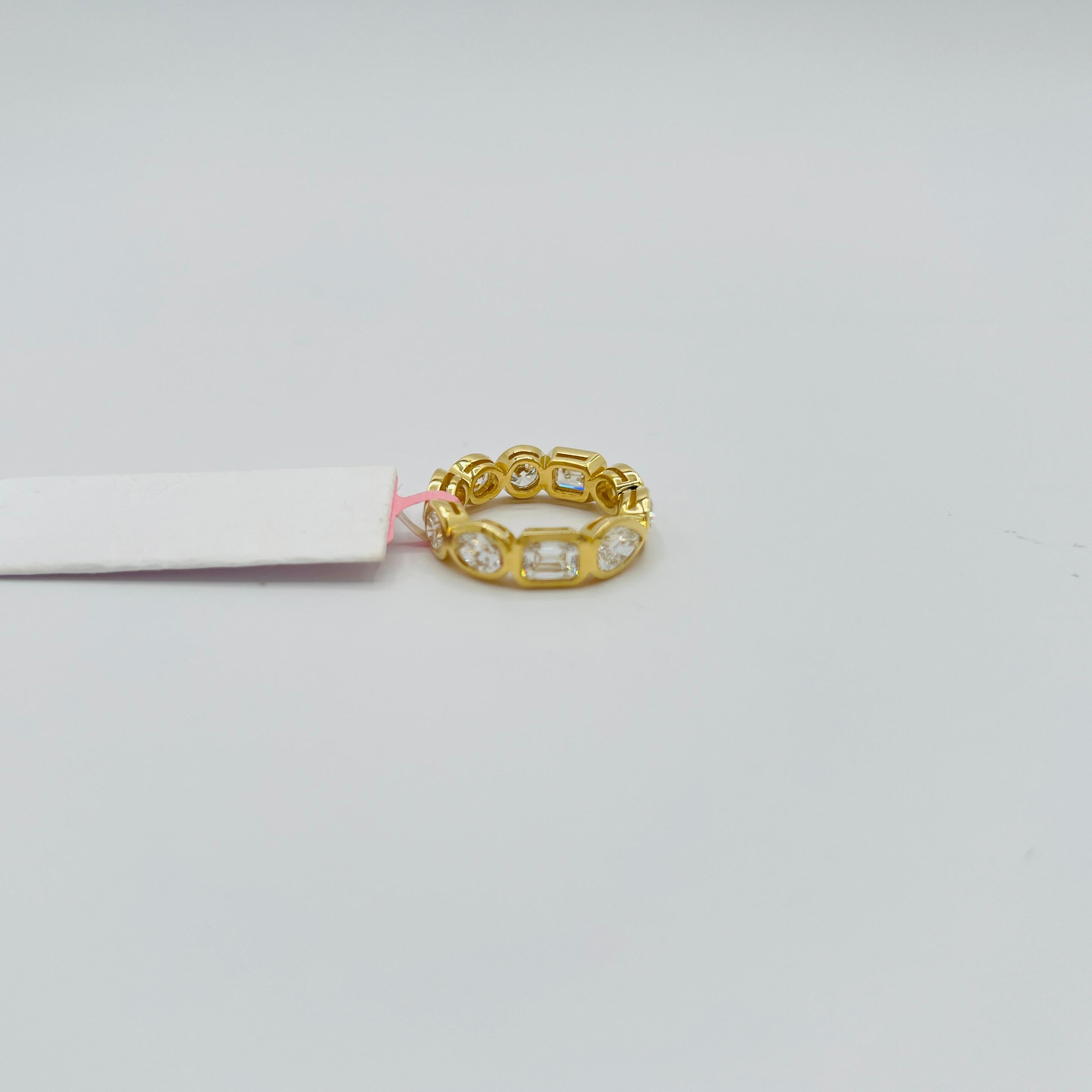 Bague à chaton en or jaune 18 carats avec diamants multiformes GIA en vente 1