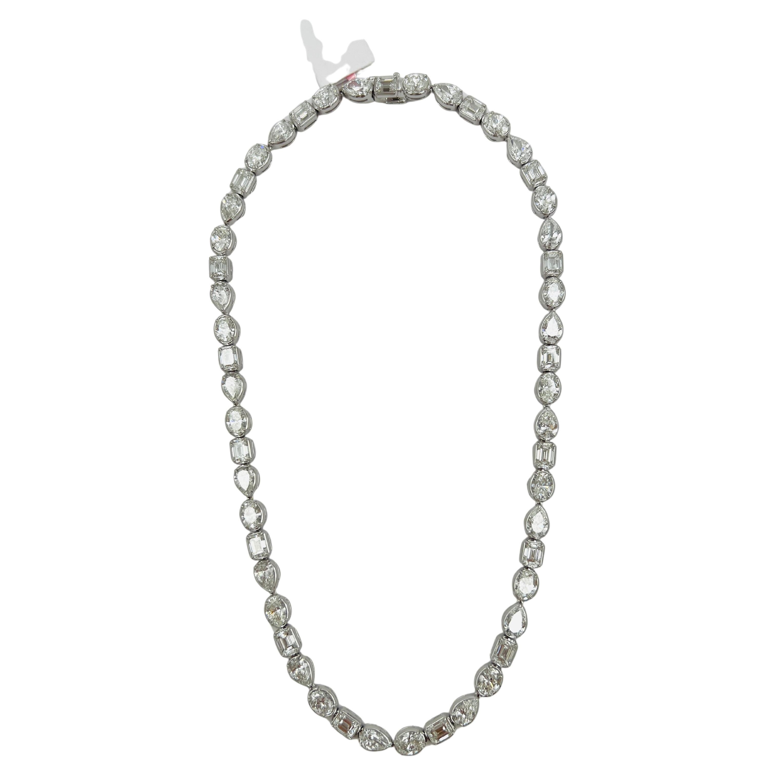 Collier à chaton en or blanc 18 carats avec diamants blancs multiformes certifiés GIA