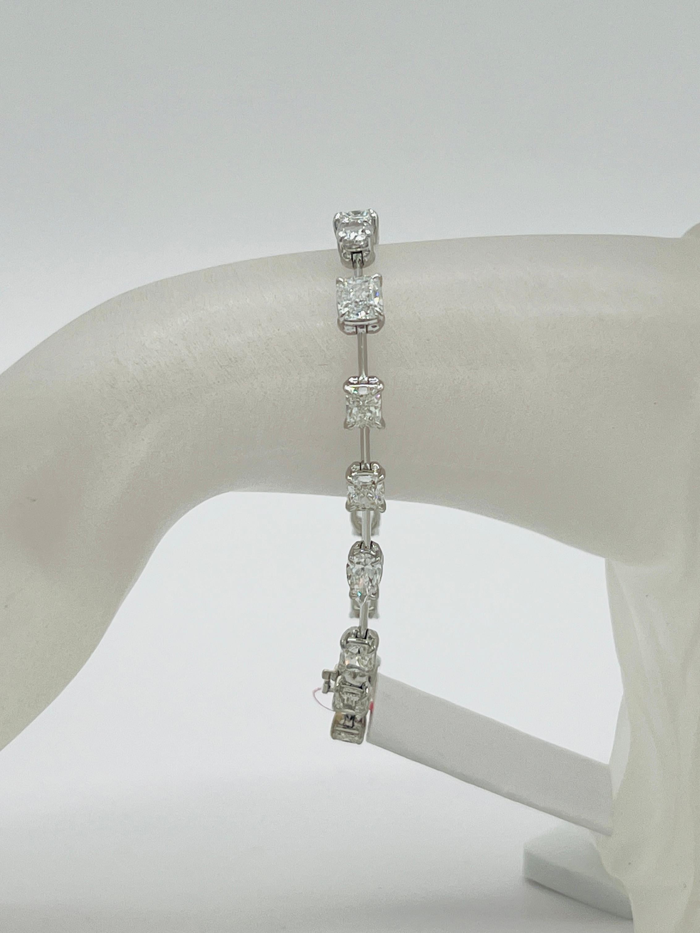 Precioso 9.72 ct. Cojines de diamantes blancos de color FG, cortes princesa, formas de pera y diamantes ovalados.  Un total de 16 piedras.  Hecho a mano en oro blanco de 18 quilates.  La longitud es de 7