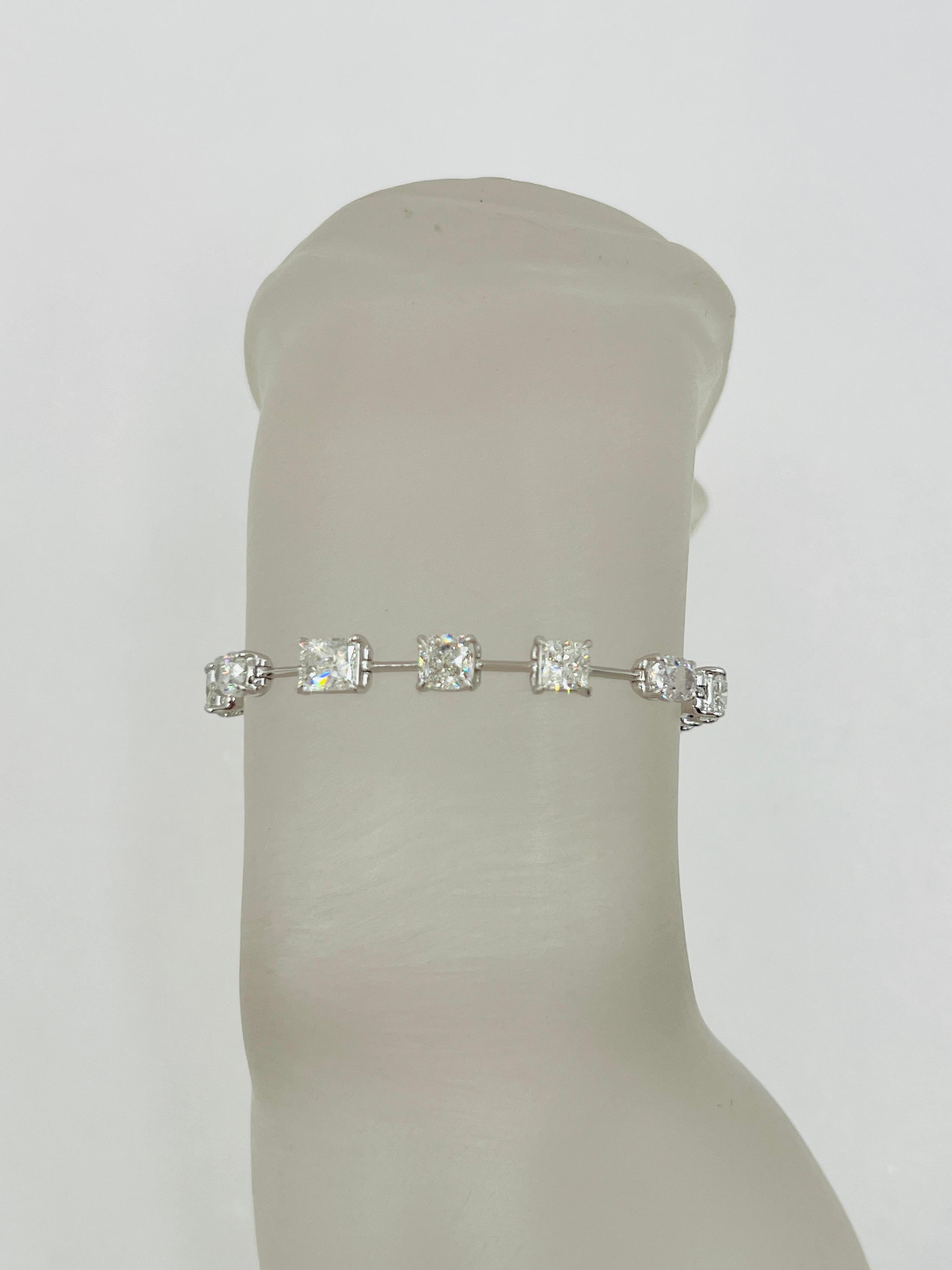 GIA Multi-Shape White Diamond Bracelet in 18K White Gold Corte princesa en venta