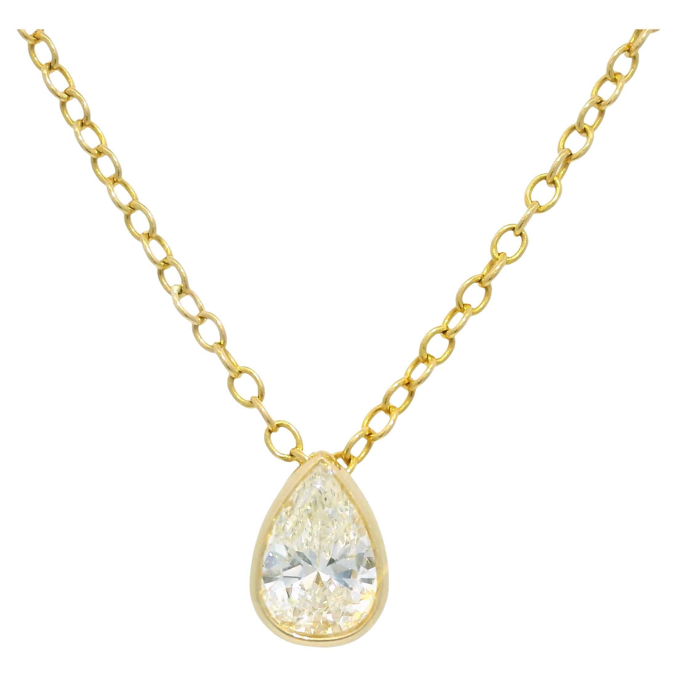 GIA Natural 0.90 Carat Pear Shape Diamond 18-Karat Floating Necklace In Stock en venta