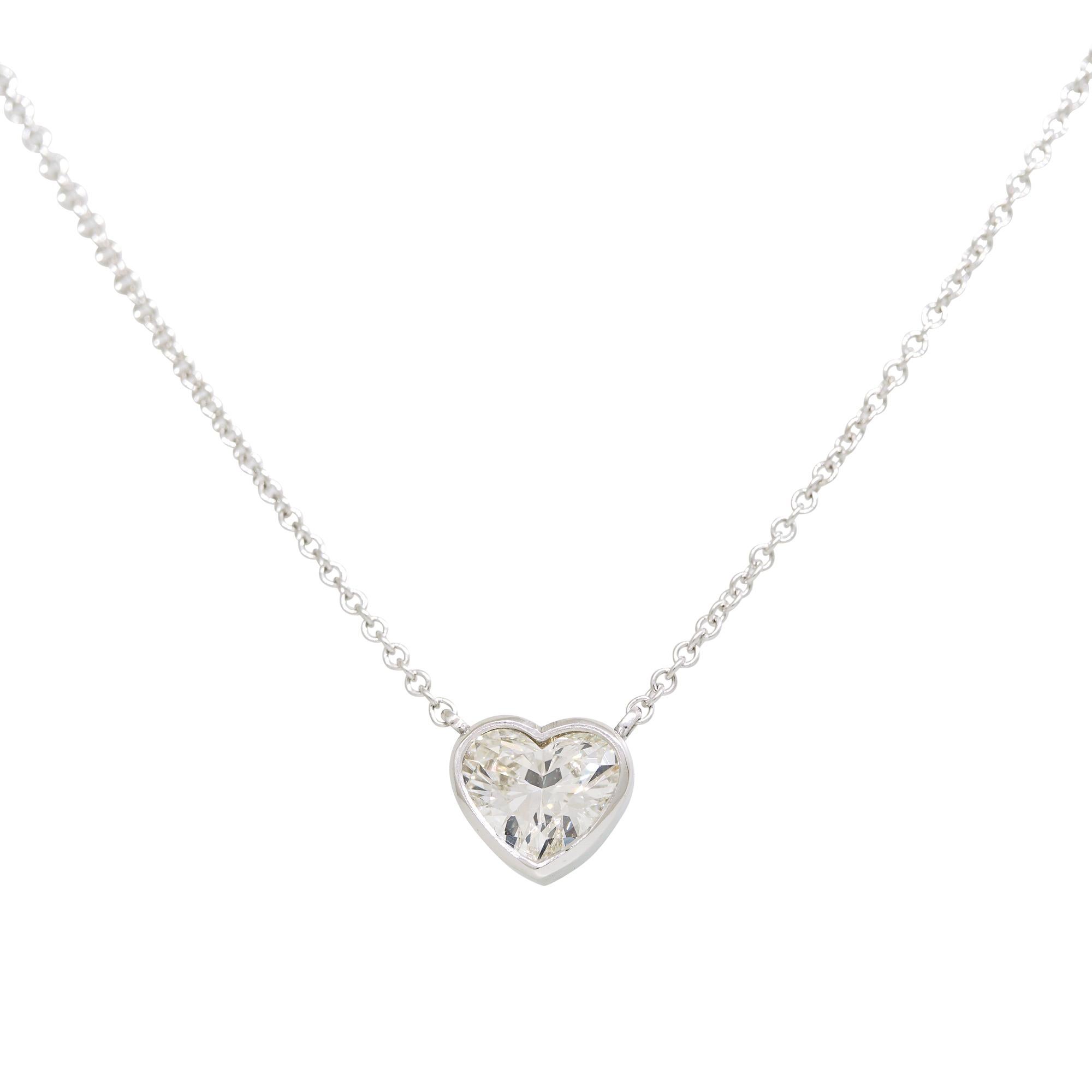 GIA Collier flottant en or blanc 18k avec diamant naturel de 1,01 carat en forme de coeur

Callez tous les amoureux de la forme du cœur ! Un design magnifique et intemporel, que toutes les femmes adorent ! Cette pièce peut être portée seule, ou