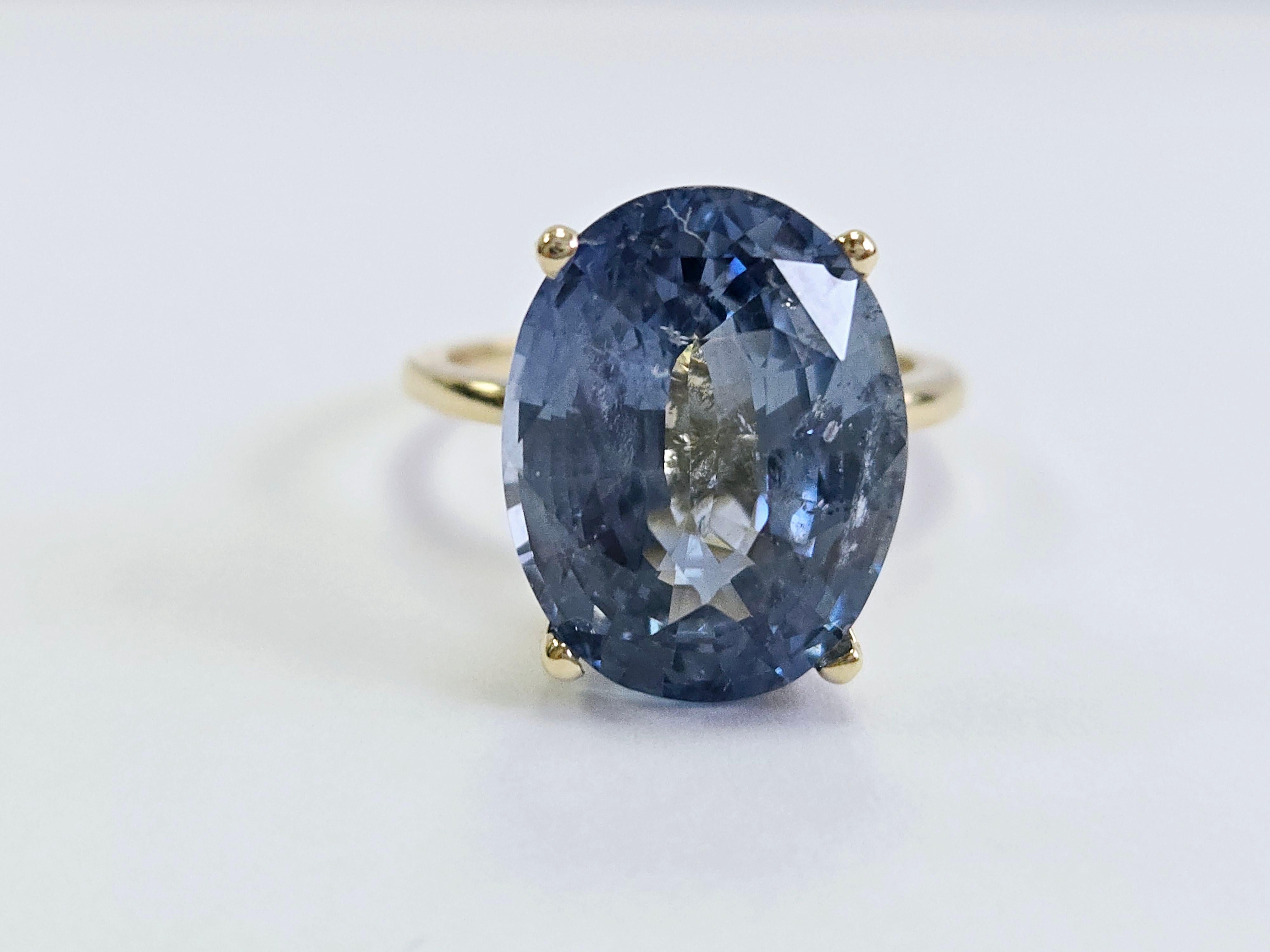 Bague exquise en saphir naturel certifié GIA - 11.78 carats

Cette magnifique bague est ornée d'un saphir naturel brillant de 11.78 carats, certifié GIA, ce qui garantit son authenticité et sa qualité exceptionnelle. Le saphir est taillé dans une
