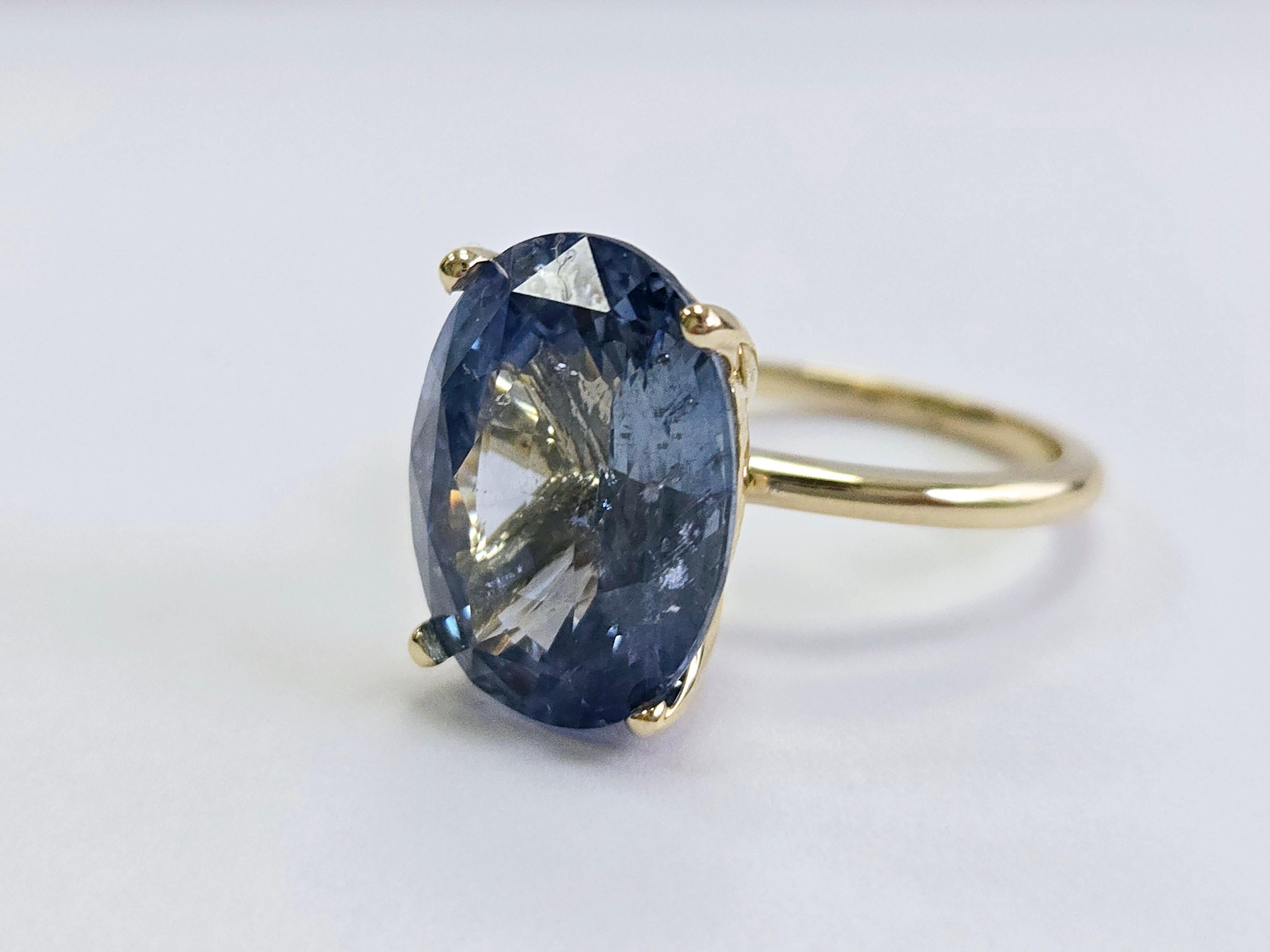 Taille ovale Bague en or jaune 14 carats avec saphir ovale naturel de 11,78 carats certifié GIA en vente