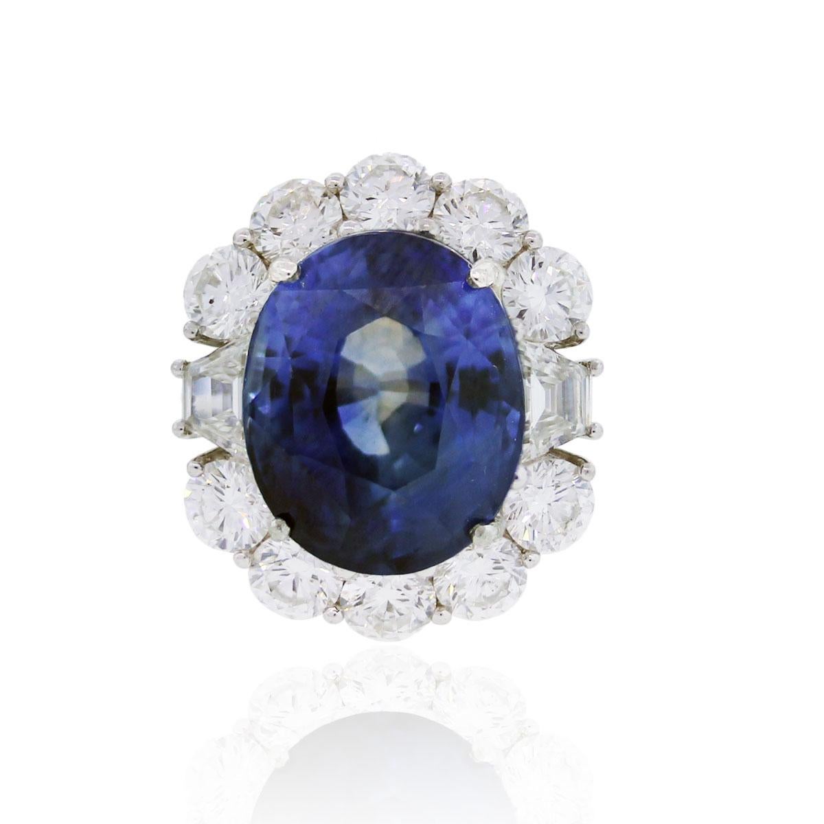 Bague en platine avec saphir bleu ovale de 18,28 carats certifié par le GIA et diamant

Pour toutes les amoureuses du saphir, cette bague est parfaite. Qu'elle soit portée comme une pièce d'apparat ou comme une bague de fiançailles de tous les