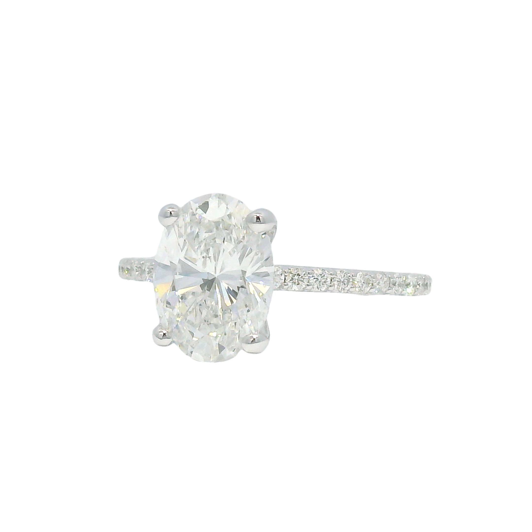 Moderne Bague de fiançailles 14 carats de 2,21 carats de taille ovale certifiée GIA en vente