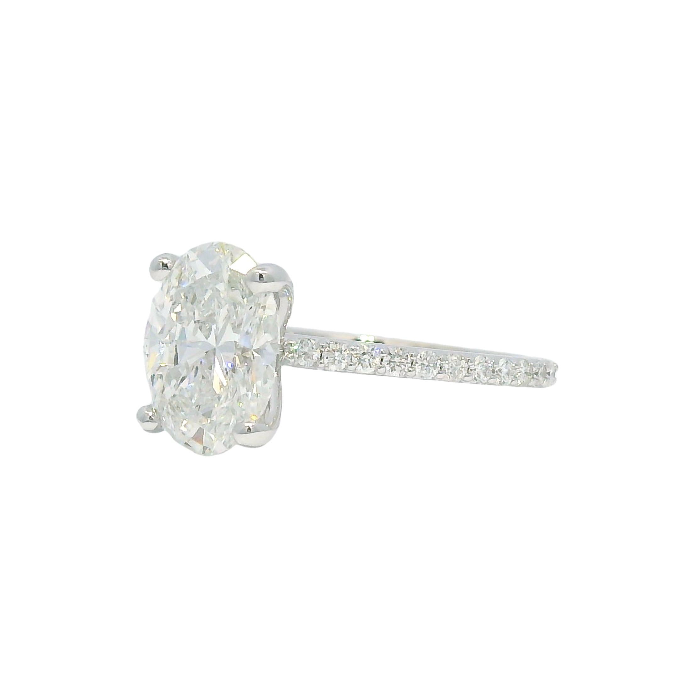 Taille ovale Bague de fiançailles 14 carats de 2,21 carats de taille ovale certifiée GIA en vente