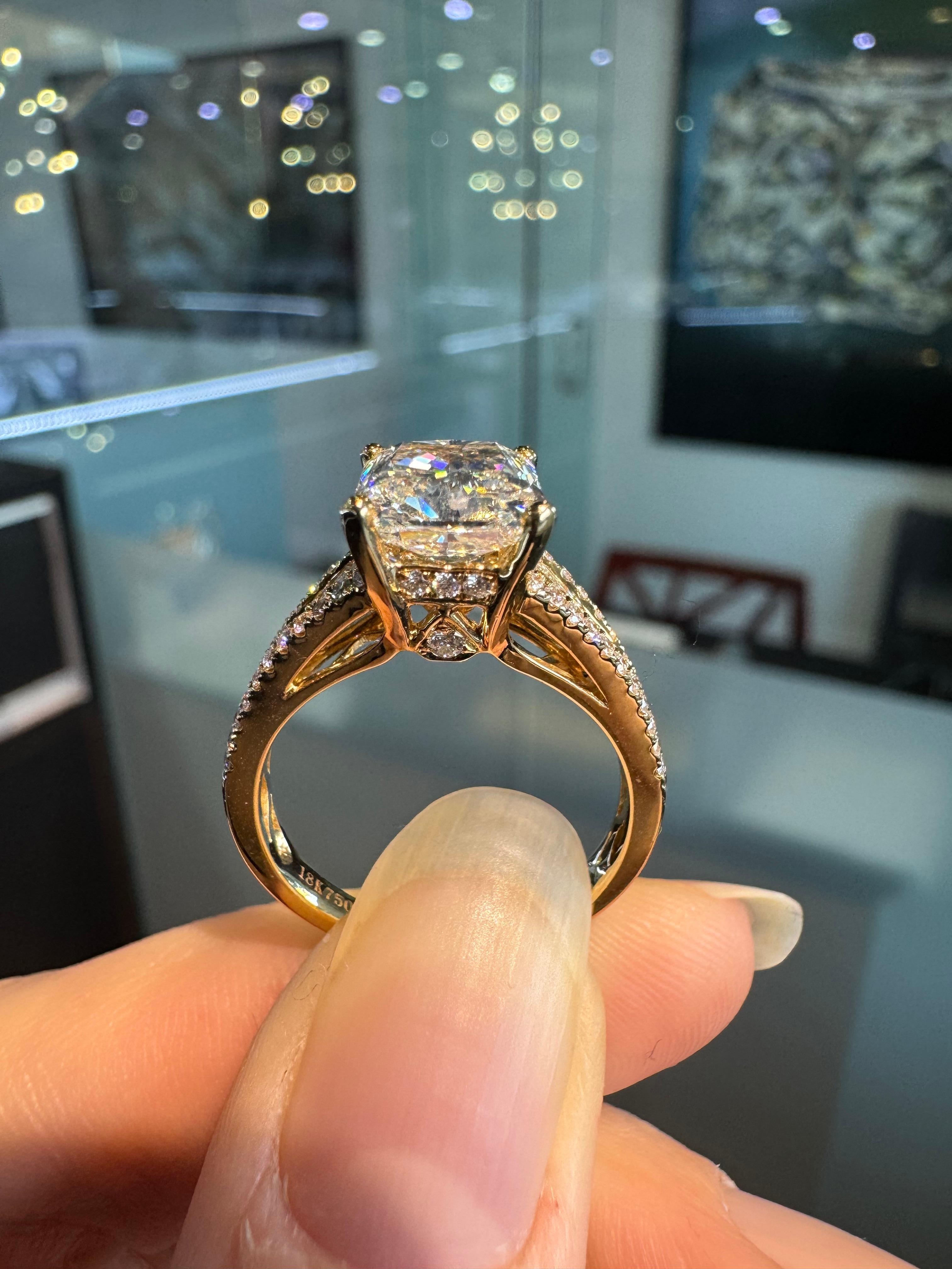 GIA Natural 3.01 Carat Radiant Cut Diamond 18-Karat Engagement Ring In Stock For Sale 2