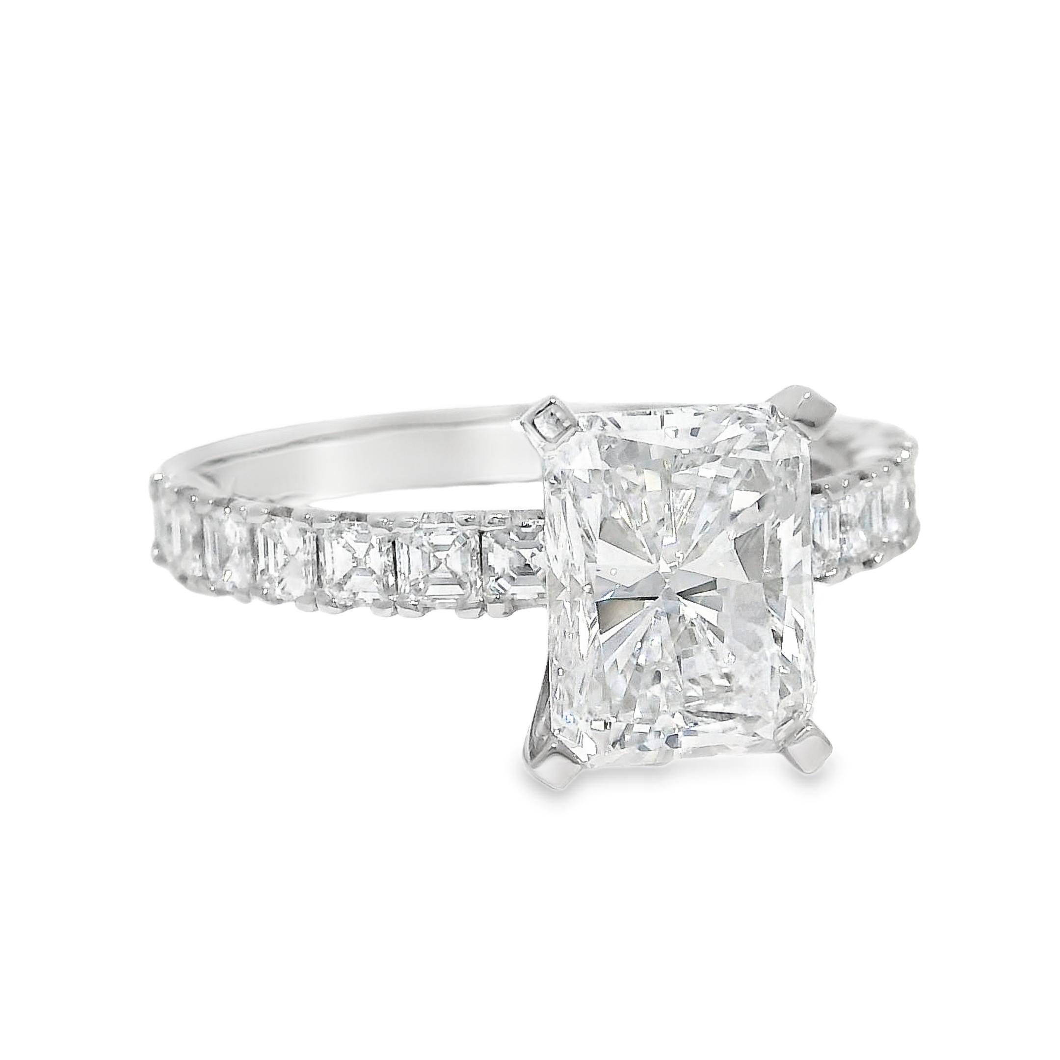 Modern GIA Natural 3.01 Carat Radiant-Cut Diamond Platinum Engagement Ring In Stock For Sale
