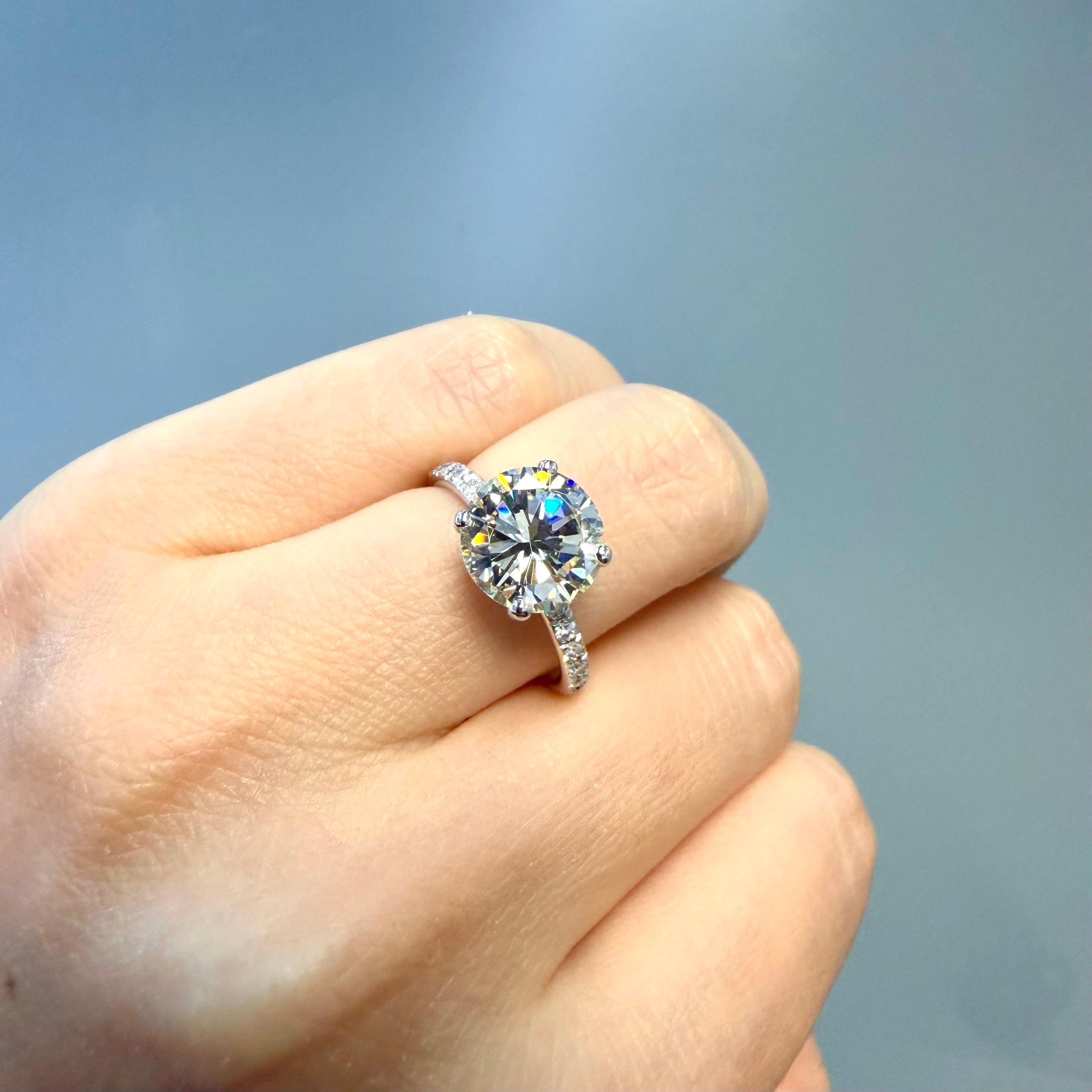 GIA Nature 3.06 Carat Round Brilliante Diamond 18-Karat Engagement Ring In Stock en vente 4