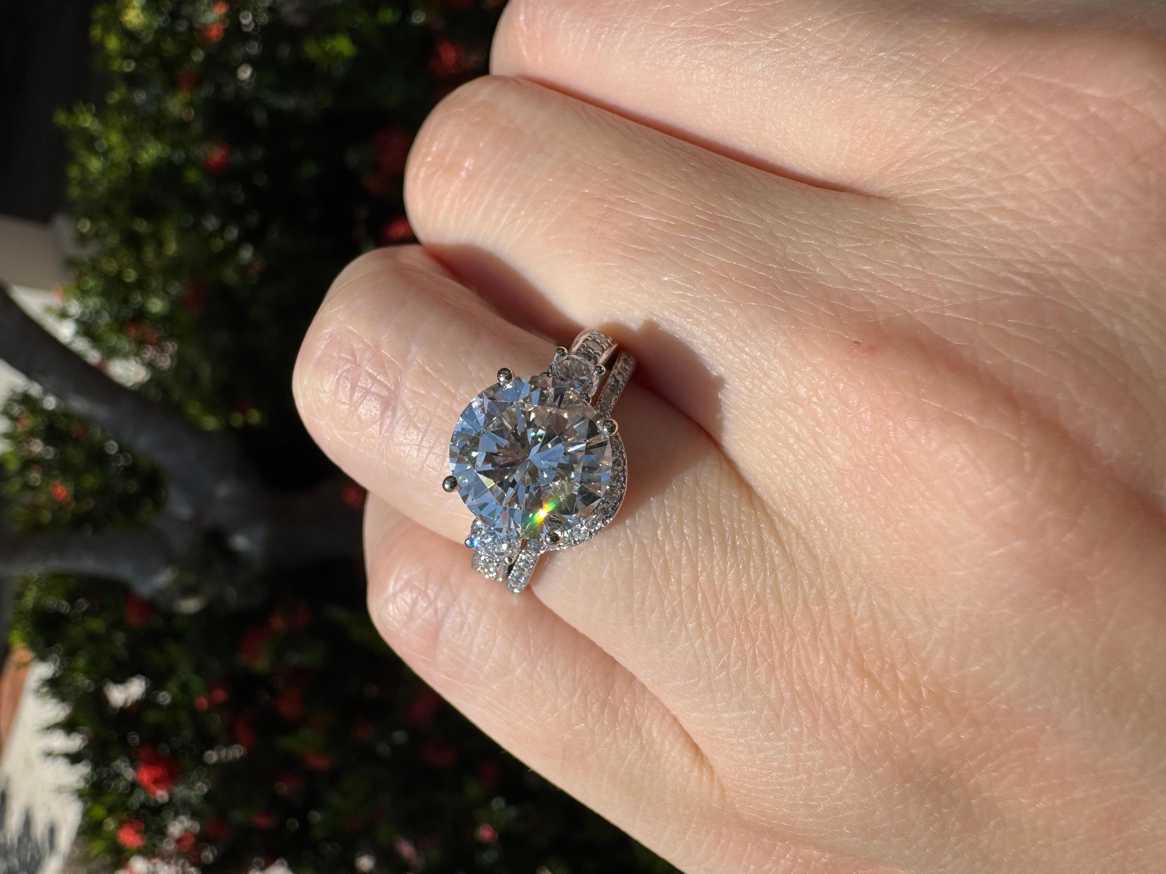 GIA Natural 3.51 Carat Round Brilliant Diamond 18-Karat Engagement Ring In Stock in vendita 7