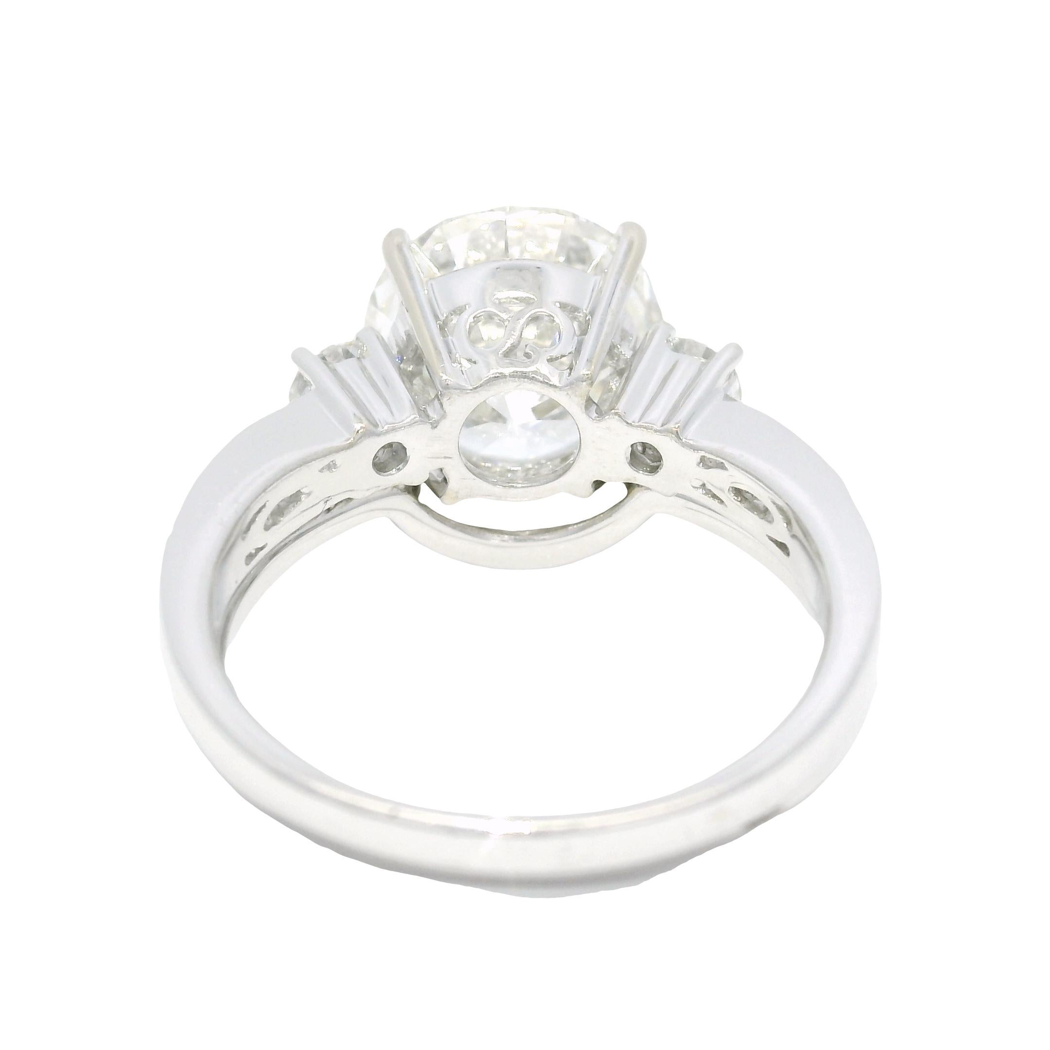 GIA Natural 3.51 Carat Round Brilliant Diamond 18-Karat Engagement Ring In Stock in vendita 2