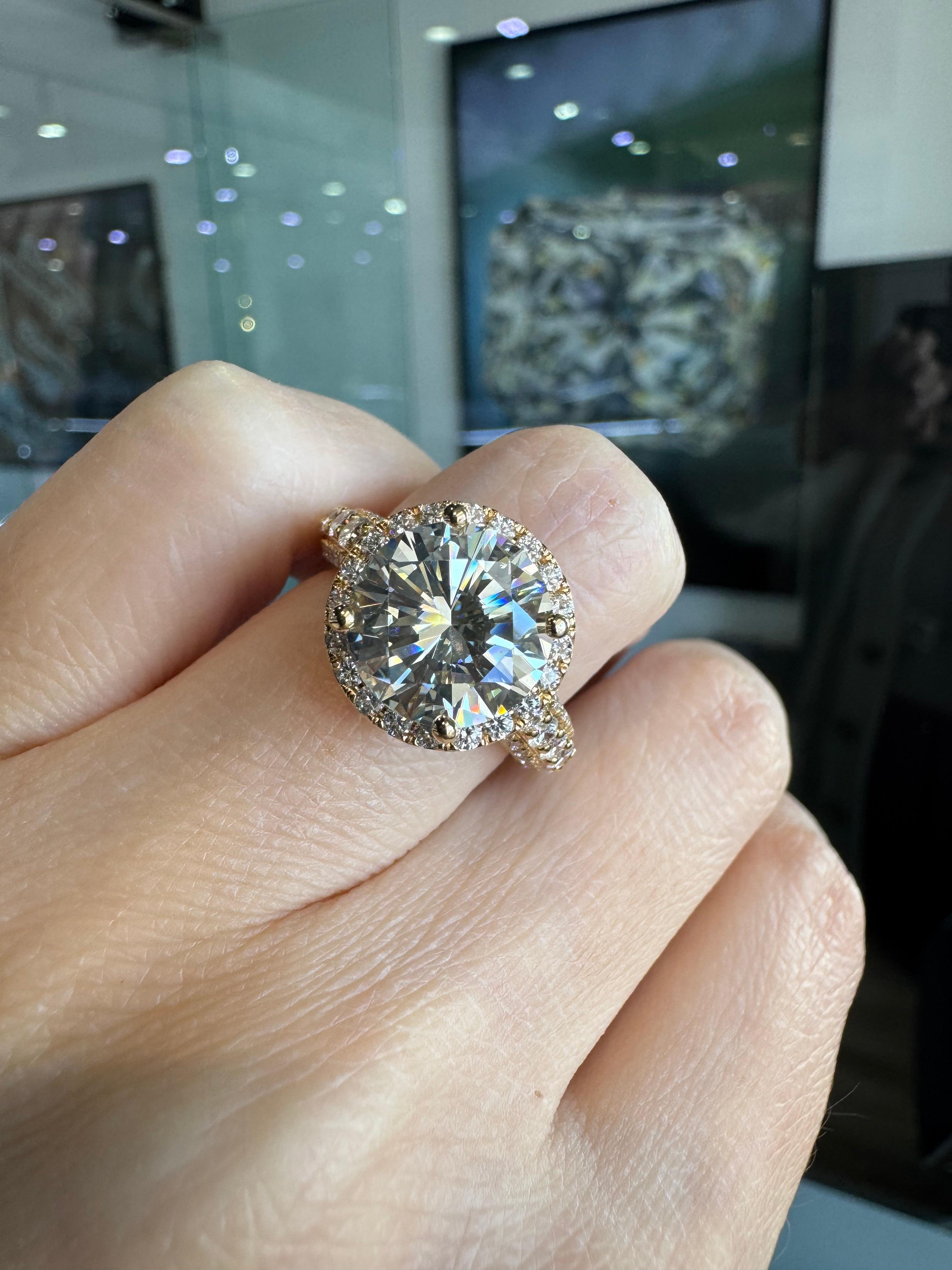 GIA Anello di fidanzamento naturale da 4,01 carati con diamante tondo Brilliante 18 carati In magazzino in vendita 1