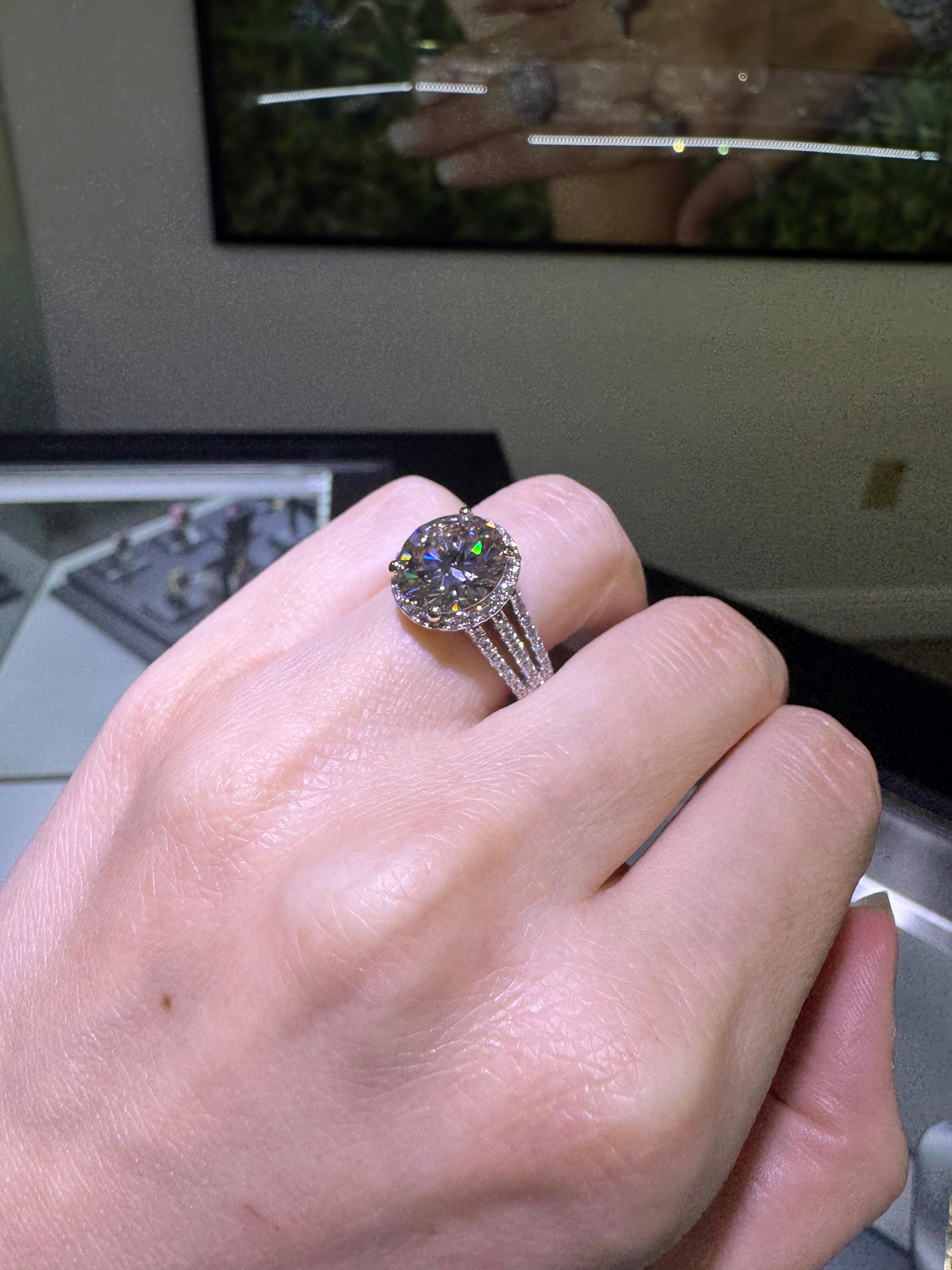 GIA Natural 4.49 Carat Round Brilliant Diamond 18 Karat Engagement Ring In Stock For Sale 5