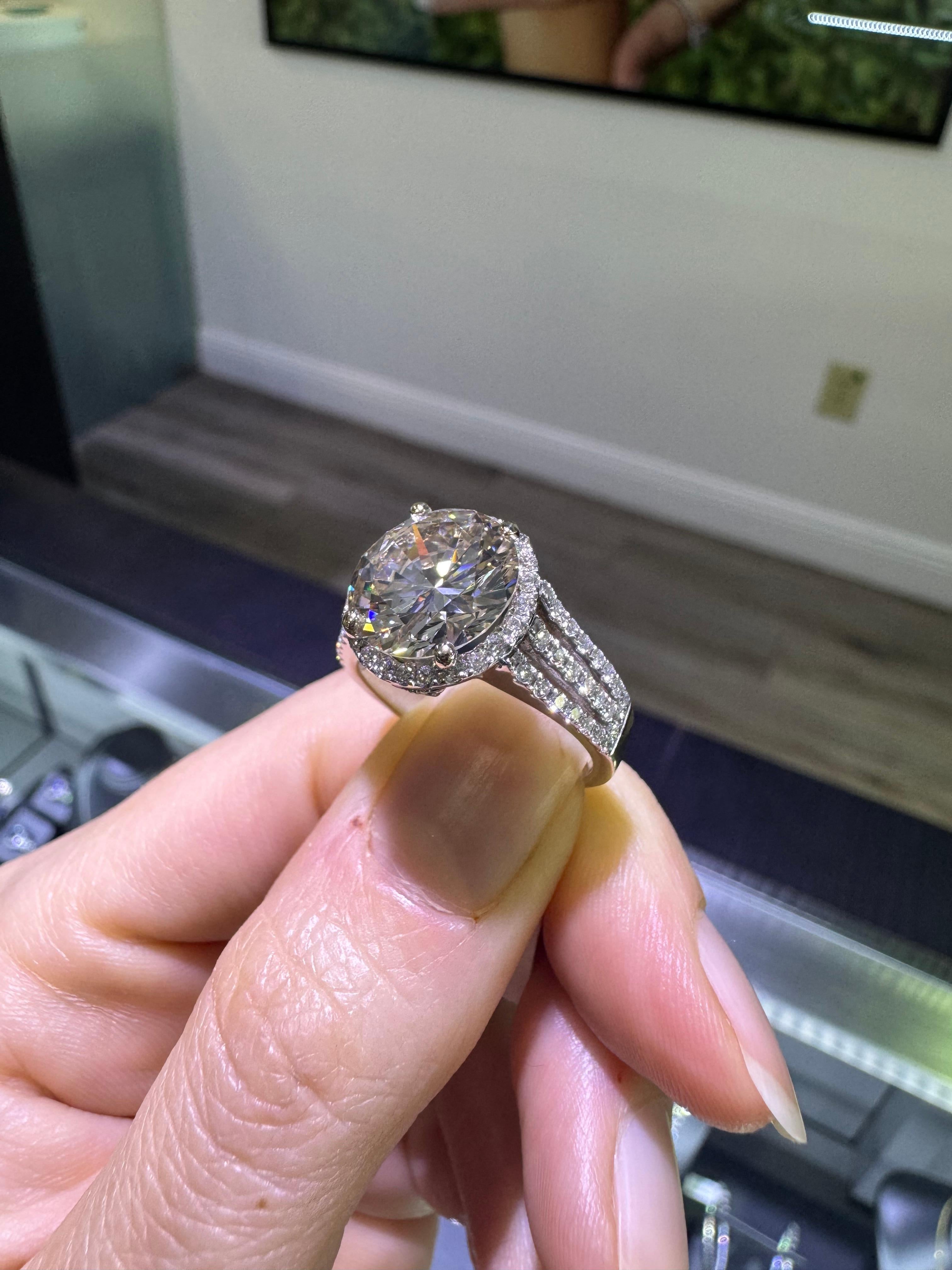 GIA Natural 4.49 Carat Round Brilliant Diamond 18 Karat Engagement Ring In Stock For Sale 1