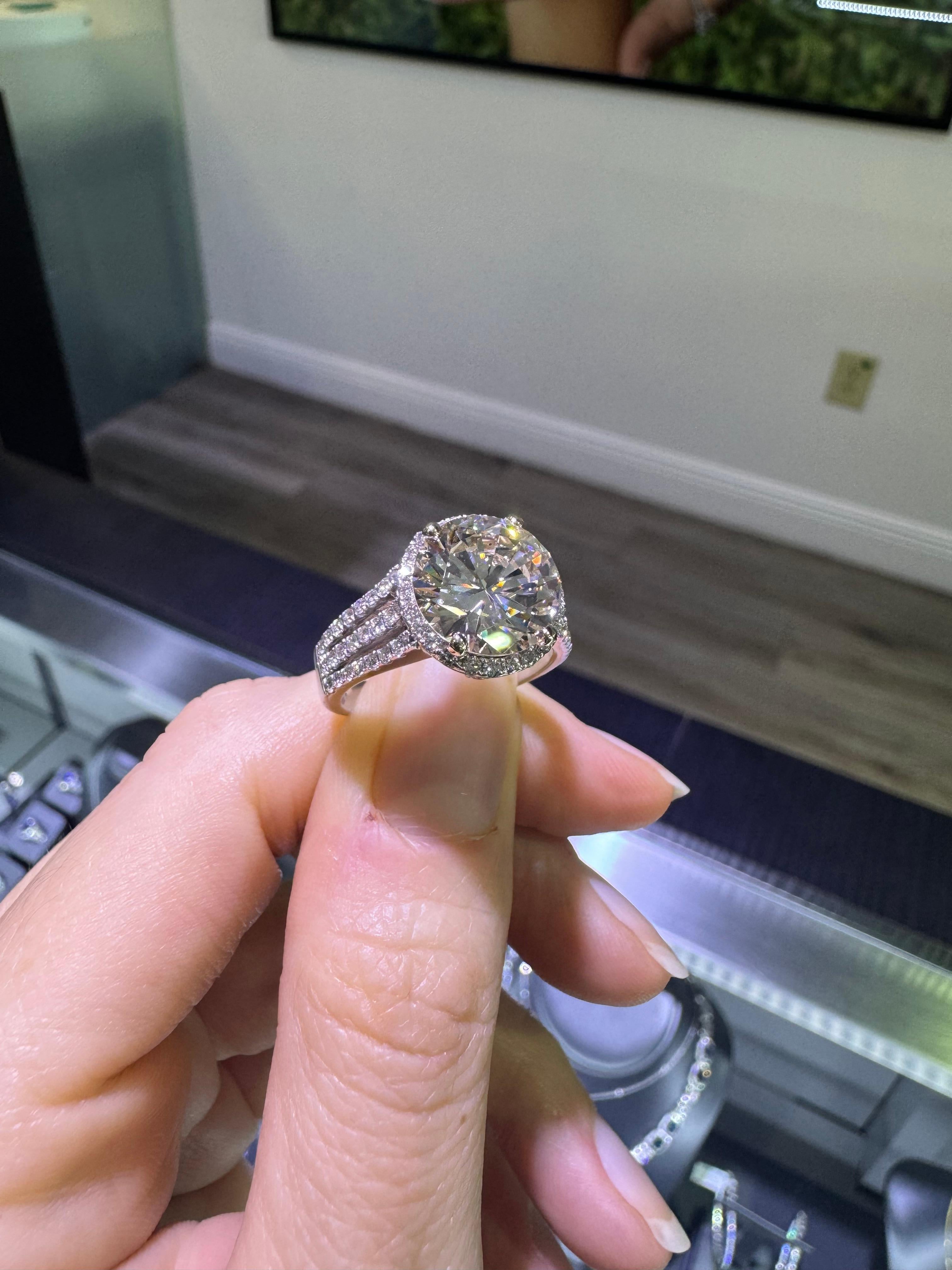 GIA Natural 4.49 Carat Round Brilliant Diamond 18 Karat Engagement Ring In Stock For Sale 2